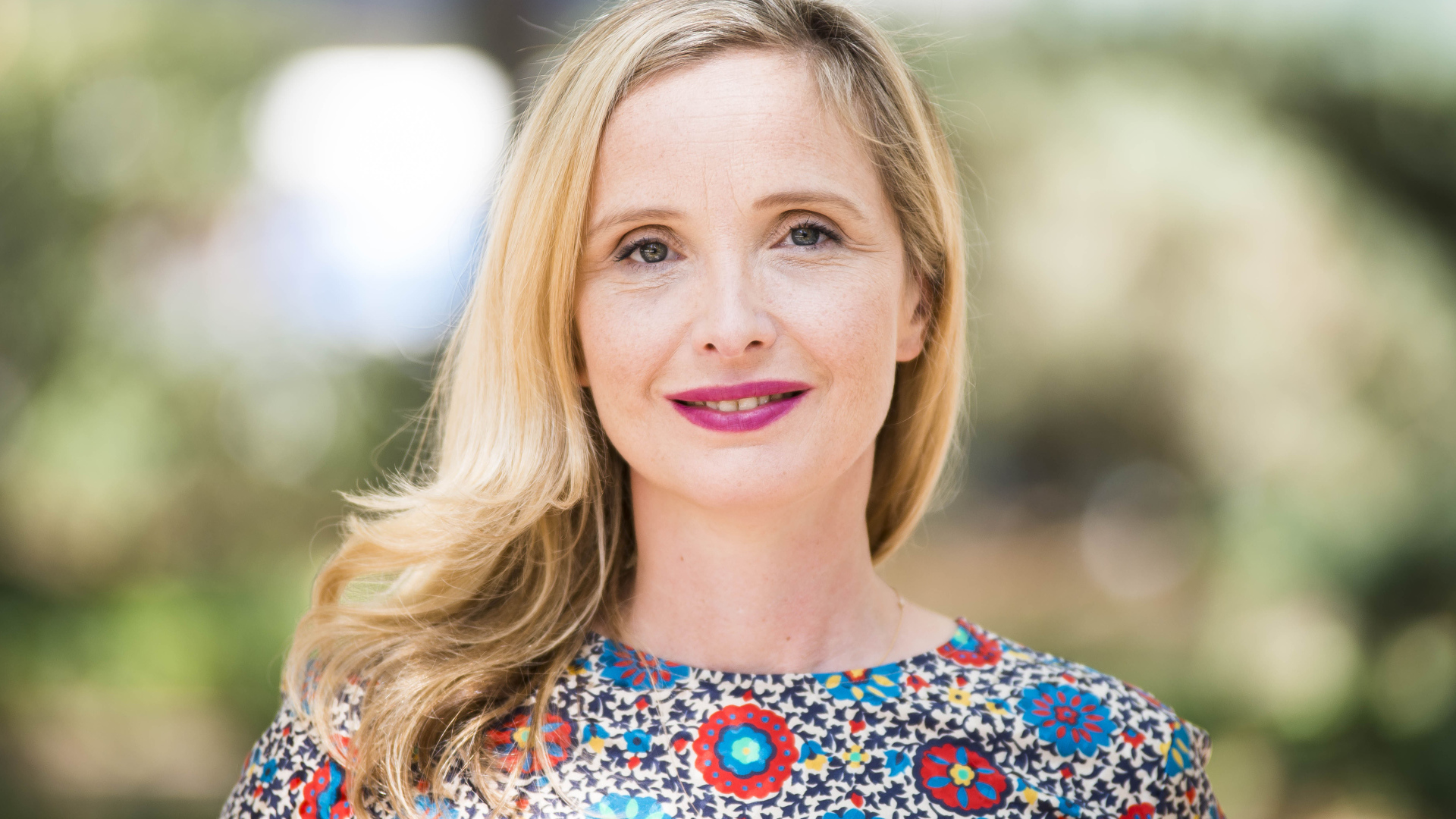 Красивая блондинка актриса Жюли Дельпи