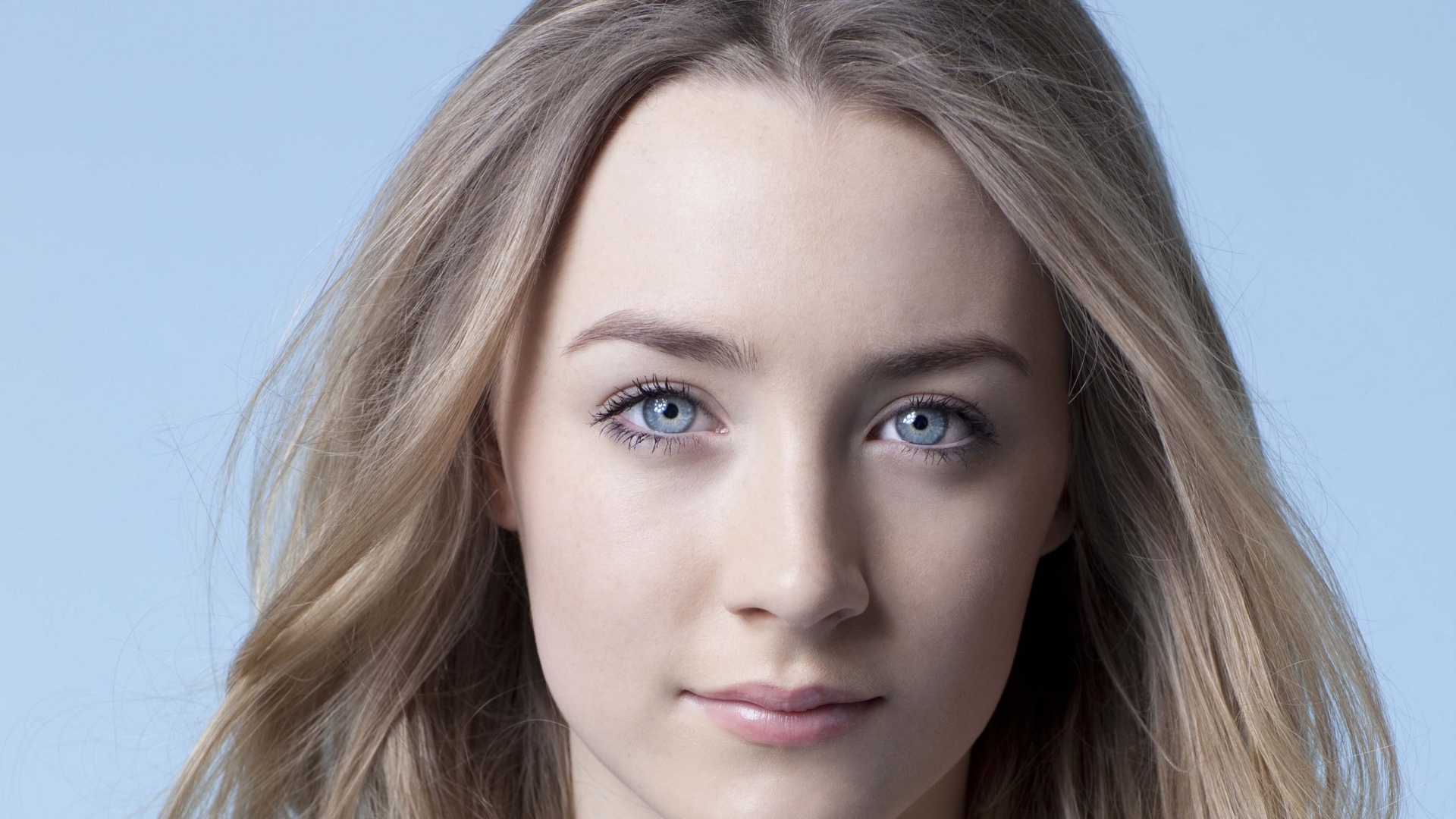 Красивая голубоглазая актриса Сирша Ронан с нежным взглядом