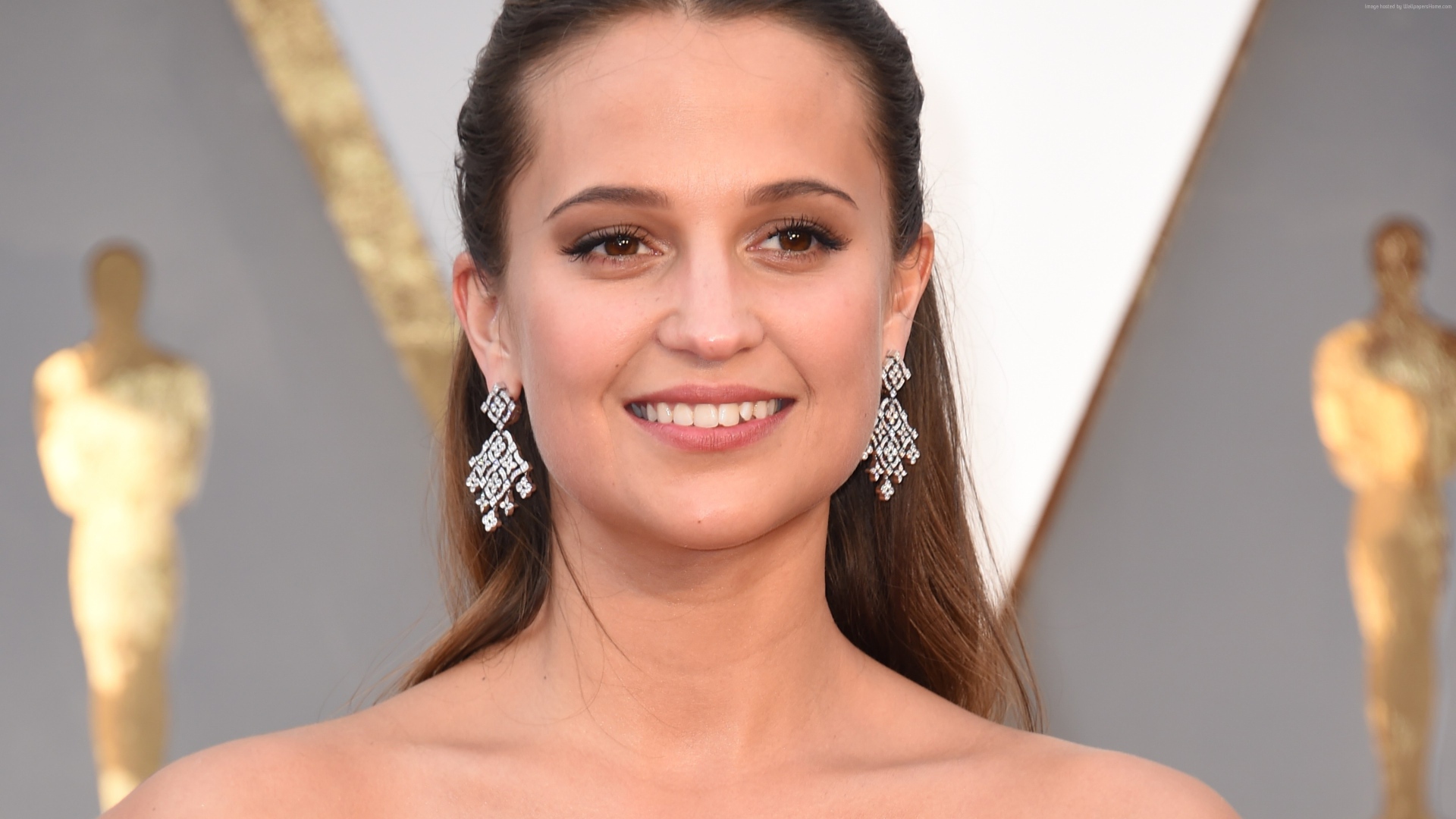 Красивая улыбающаяся актриса Алисия Викандер