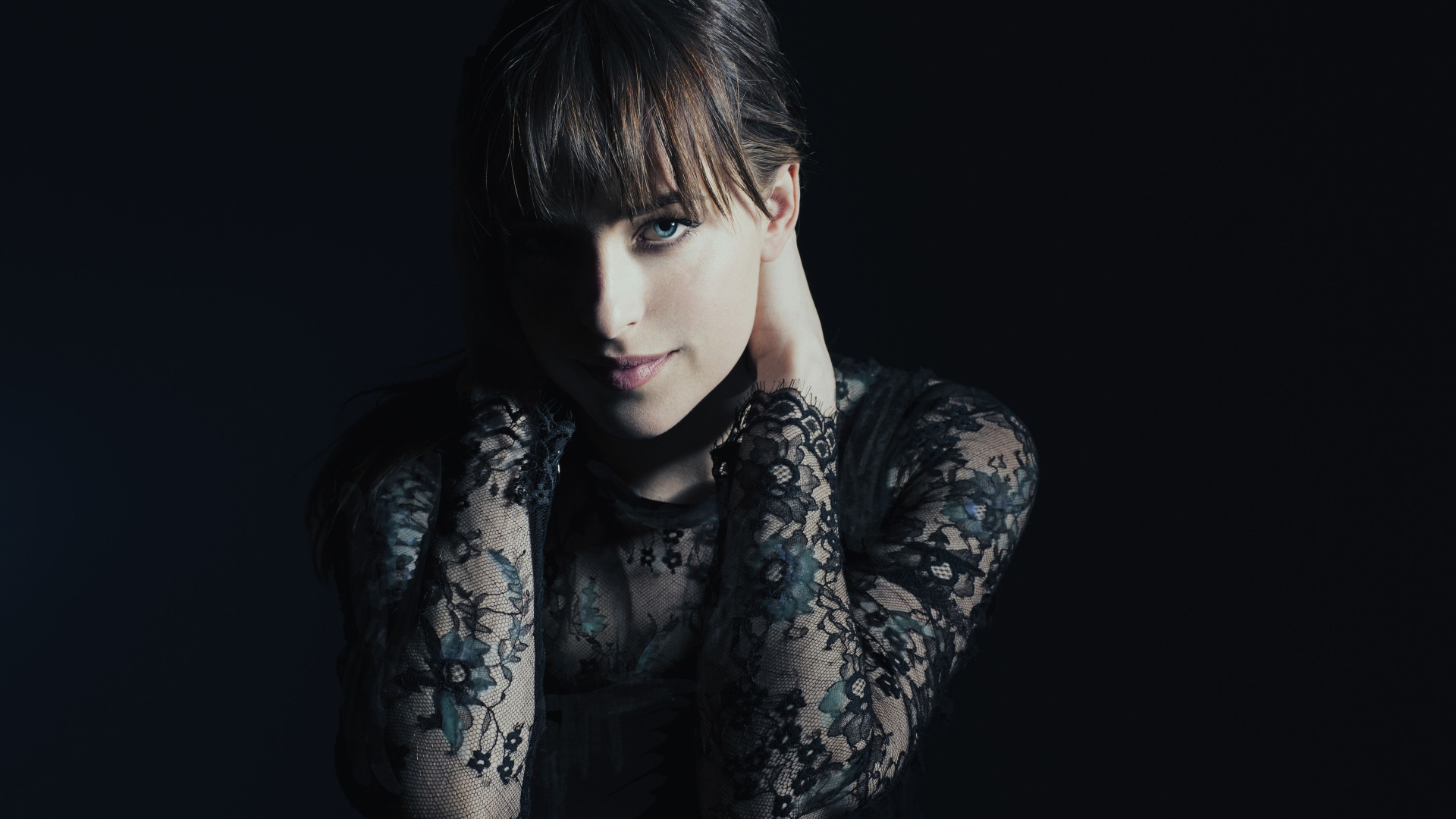 Красивая молодая девушка актриса Дакота Джонсон в черном наряде