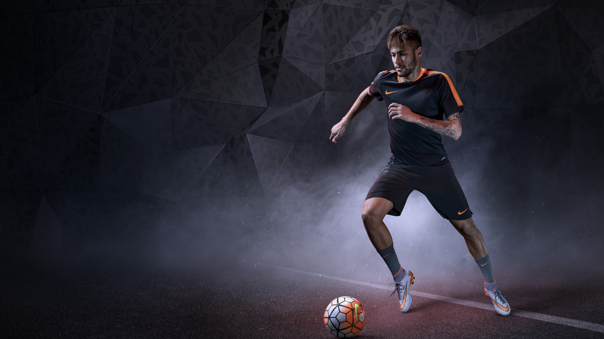 Бразильский футболист Неймар в форме Найк бьет по мячу