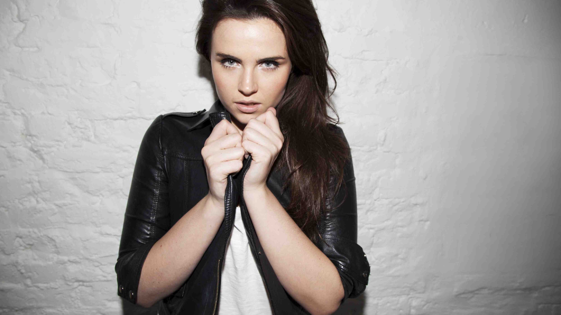 Британская актриса Эмер Кенни в черной кожаной куртке