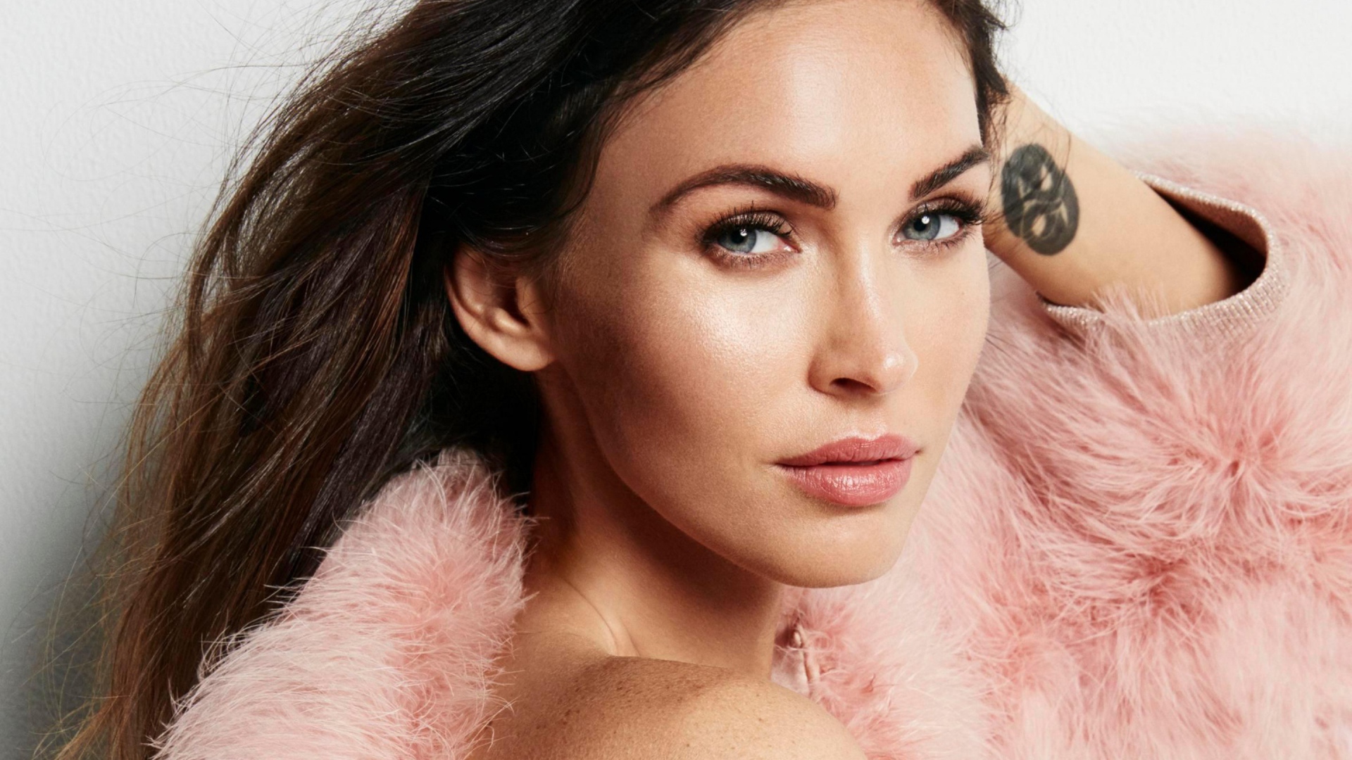 Эффектная актриса Меган Фокс с татуировкой на руке