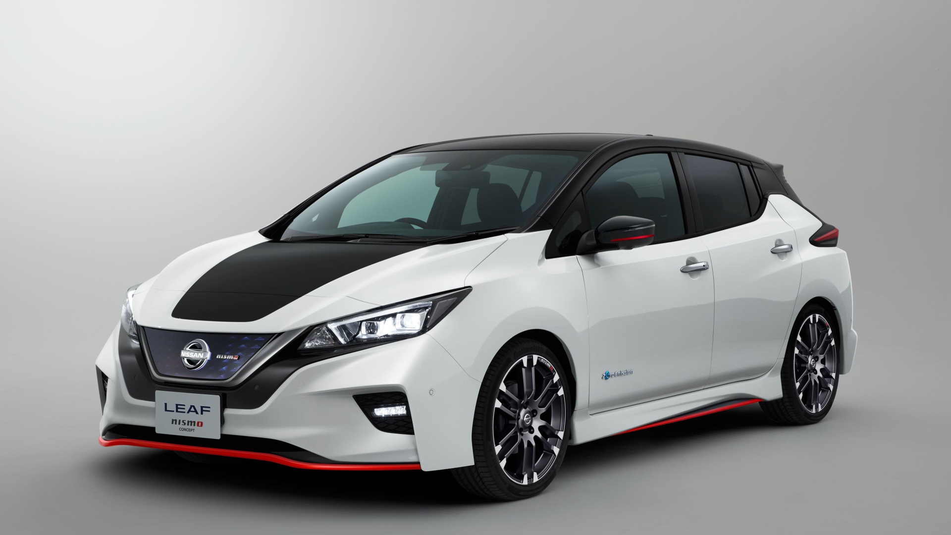 Электромобиль  Nissan Leaf Nismo на сером фоне