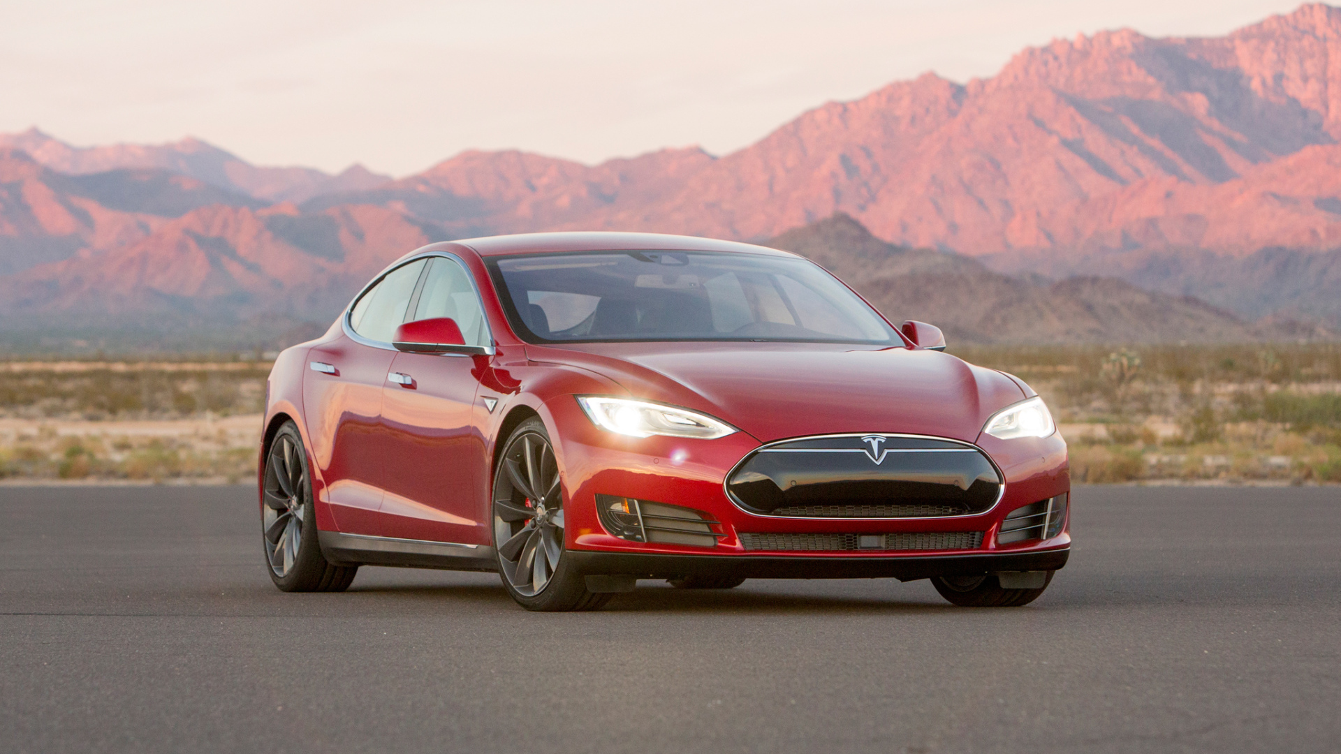 Электромобиль Tesla S P90D модель 2015 года 