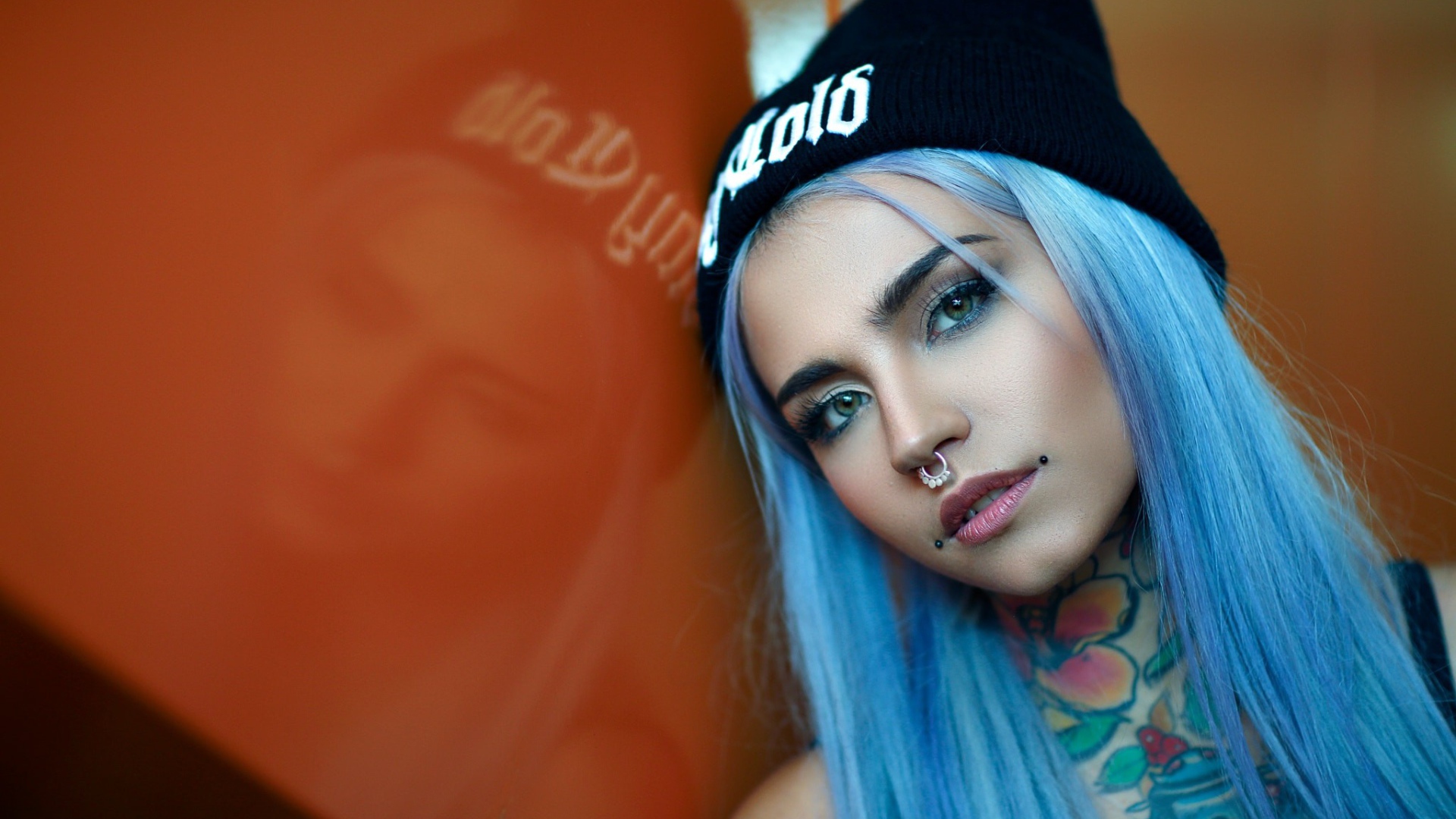 Девушка с голубыми волосами и пирсингом в носу 