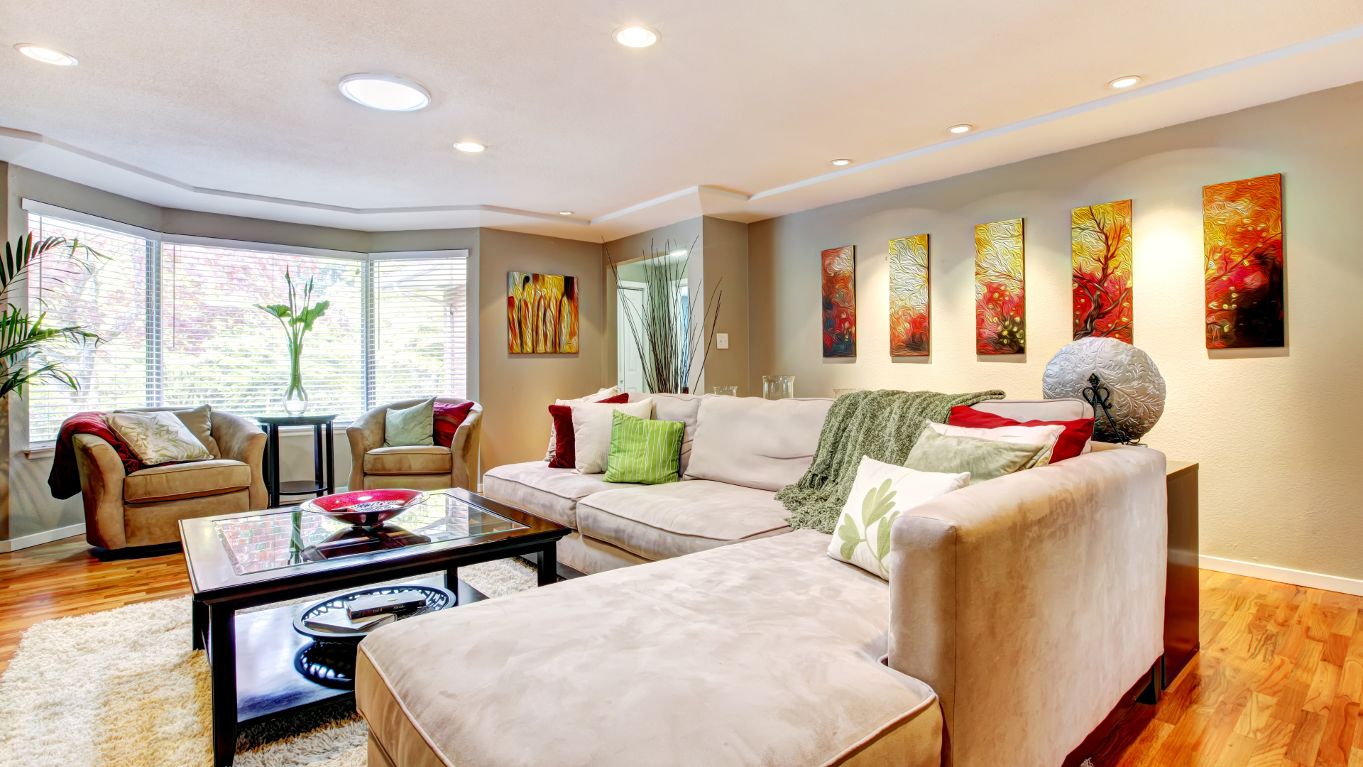 Большой диван в интерьере гостинной в пастельных тонах