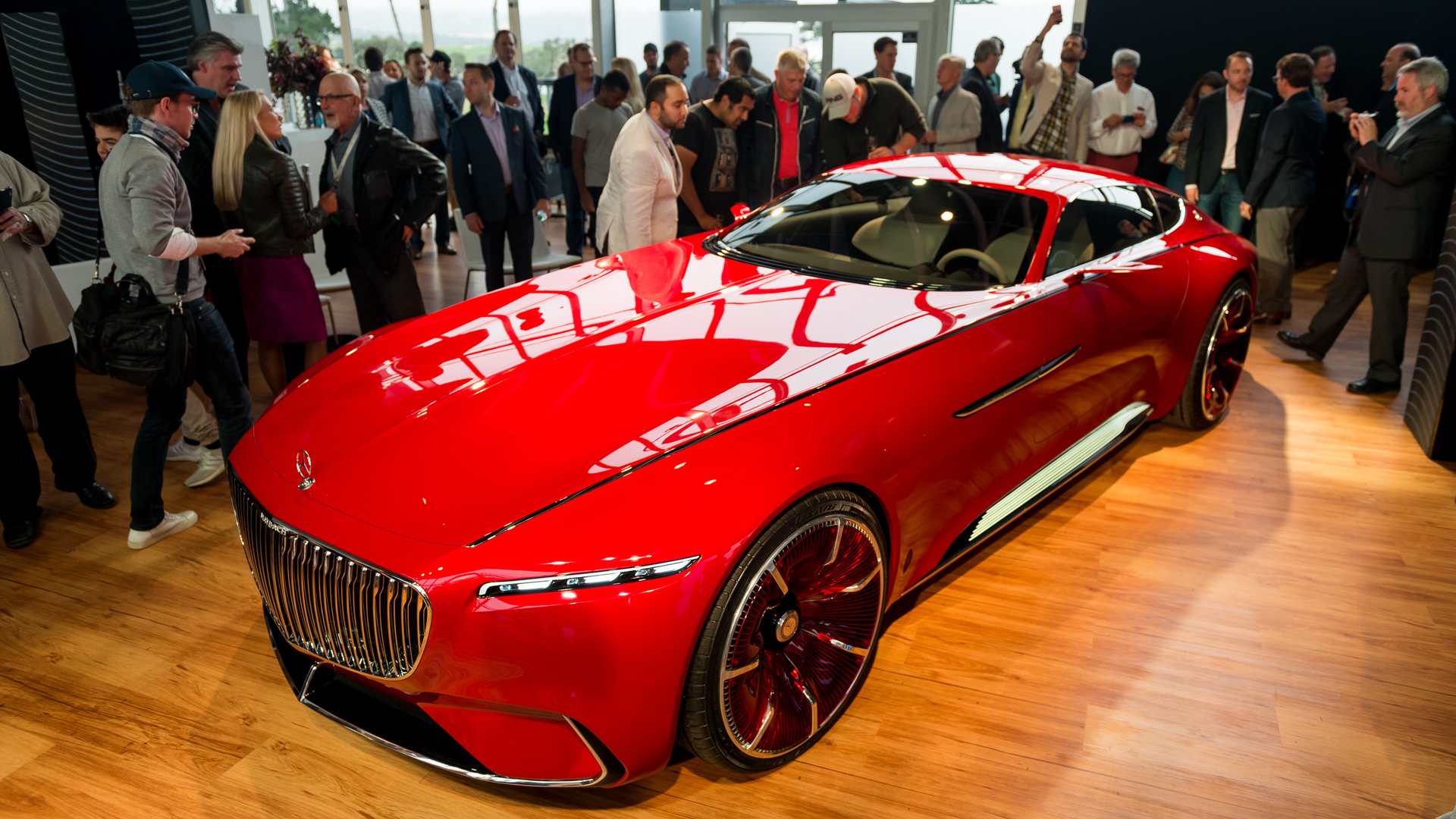 Красный электрокар Mercedes-Maybach 6 на выставке 