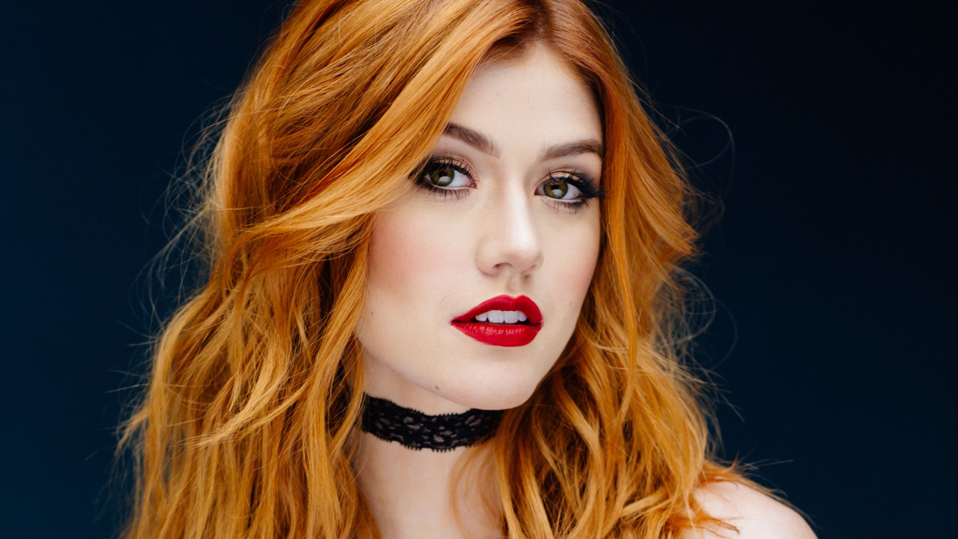 Рыжеволосая актриса Кэтрин Макнамара с красными губами 