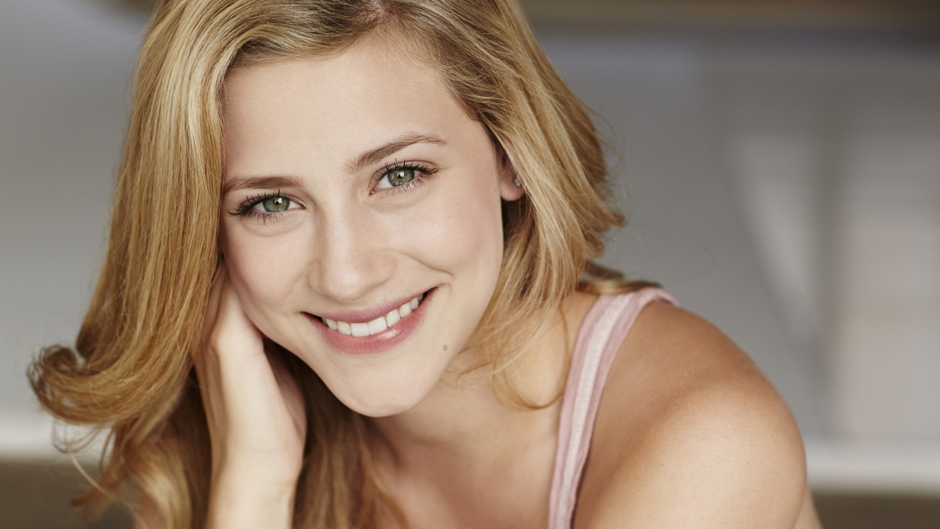 Улыбающаяся зеленоглазая актриса Лили Рейнхарт