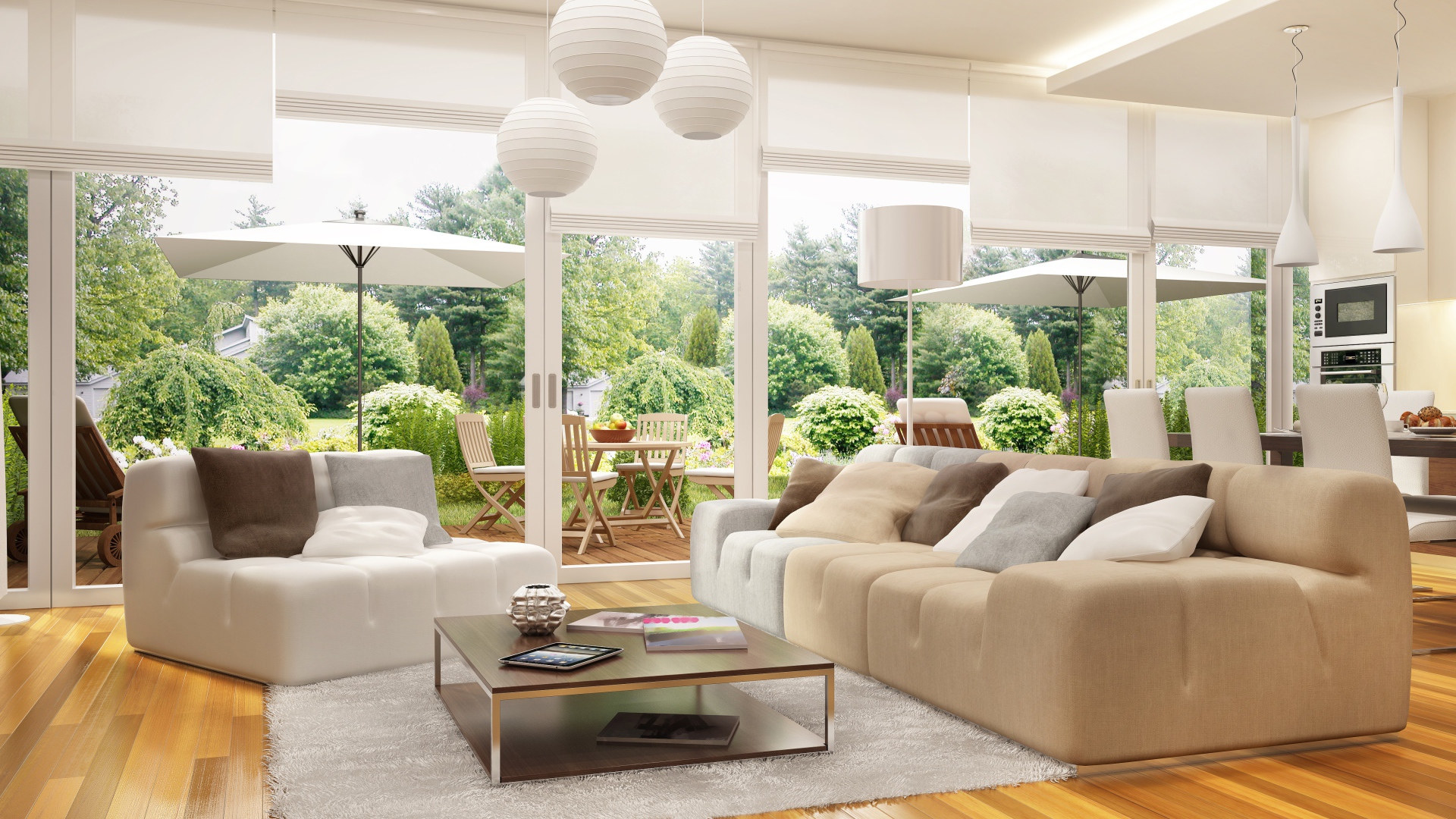 Просторная столовая комната с большими окнами