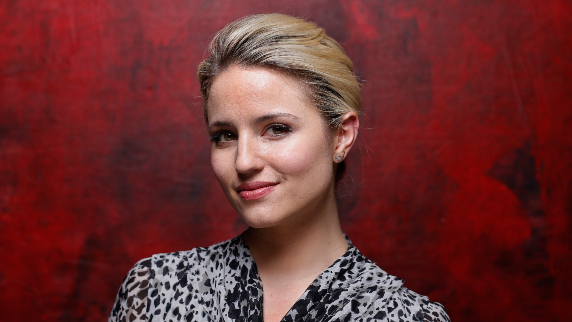 Стильная актриса Дианна Агрон фото на красном фоне 