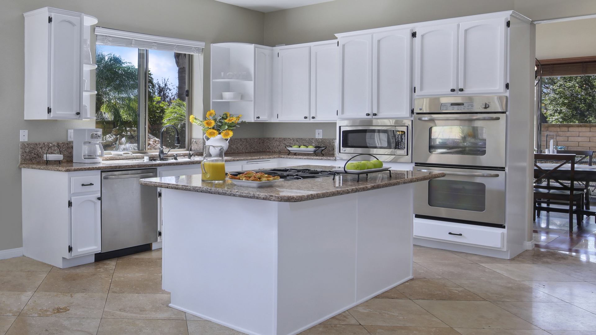 Стильный интерьер кухни в светлых тонах