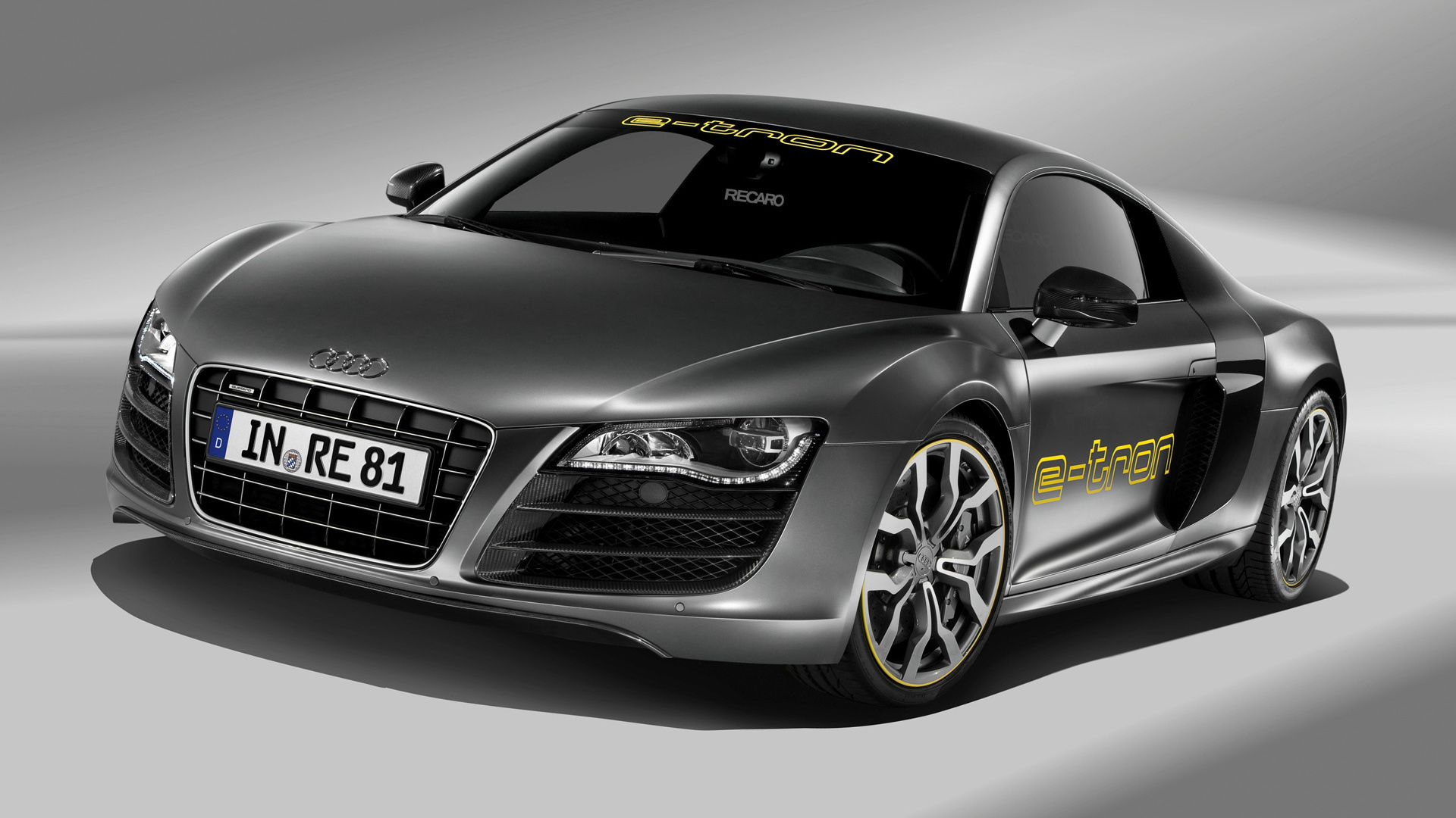 Стильный серебристый электромобиль Audi R8 e-tron 