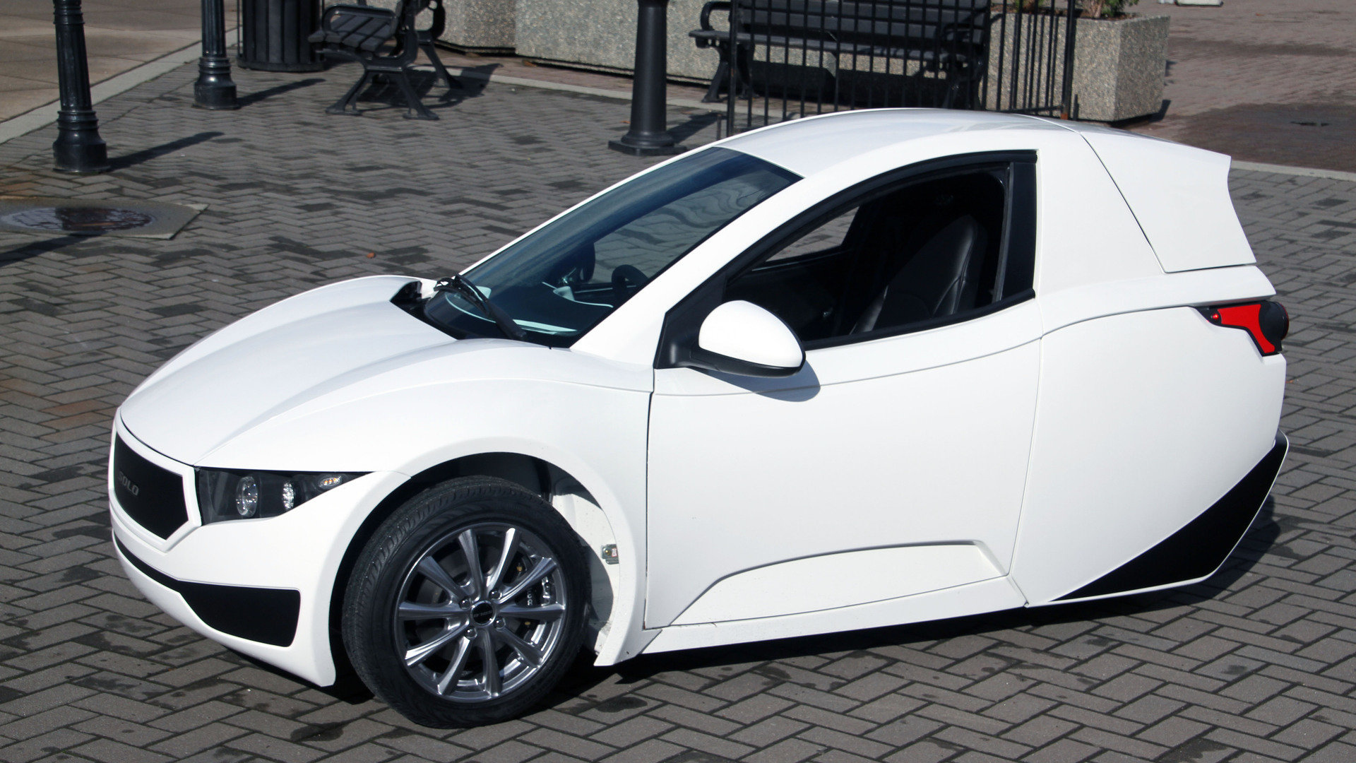 Белый электромобиль Solo модель 2017 года 