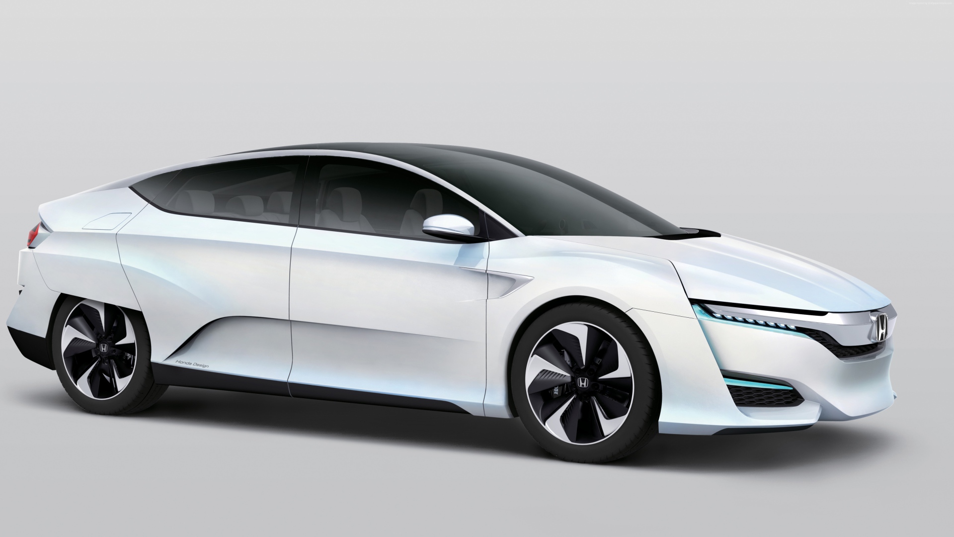 Белый электромобиль  Honda FCv на сером фоне