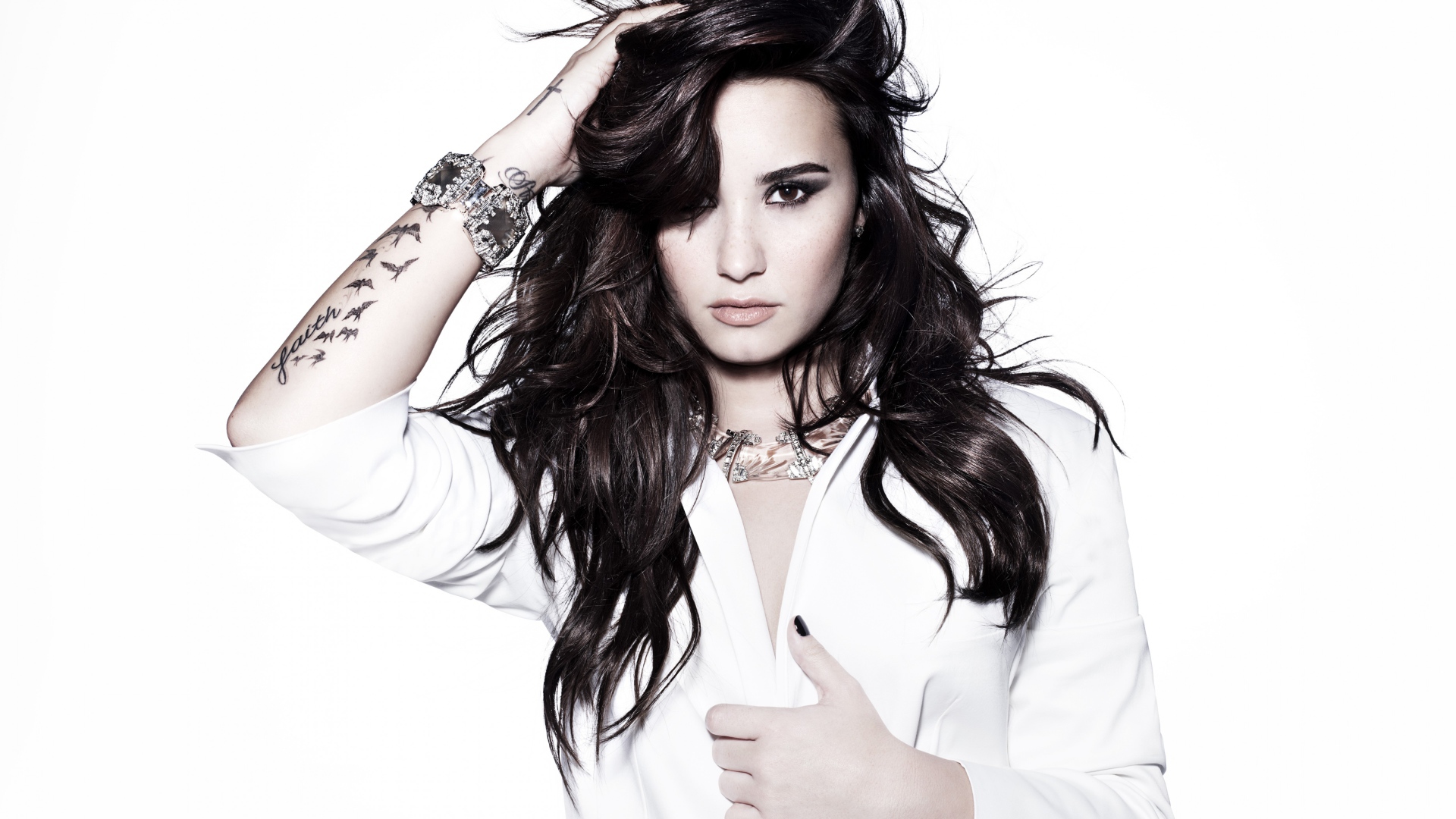 Молодая американская актриса Деми Ловато с татуировкой на руке