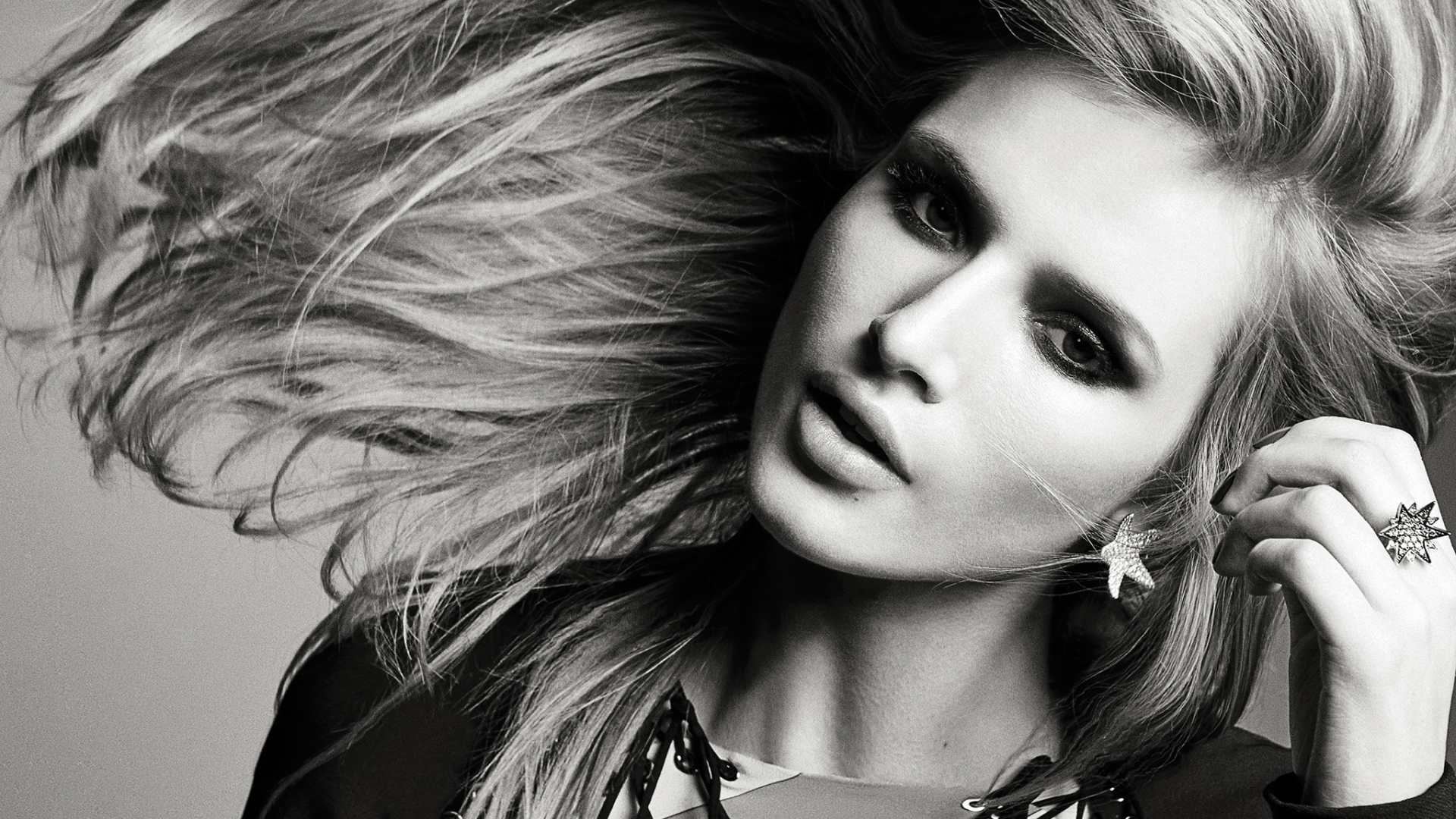 Молодая актриса Белла Торн черно-белое фото