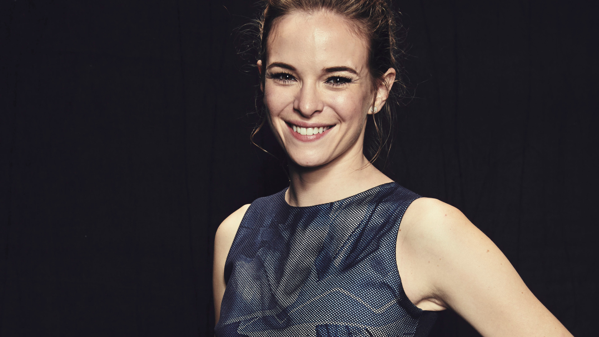 Молодая актриса Даниэль Панабэйкер с очаровательной улыбкой