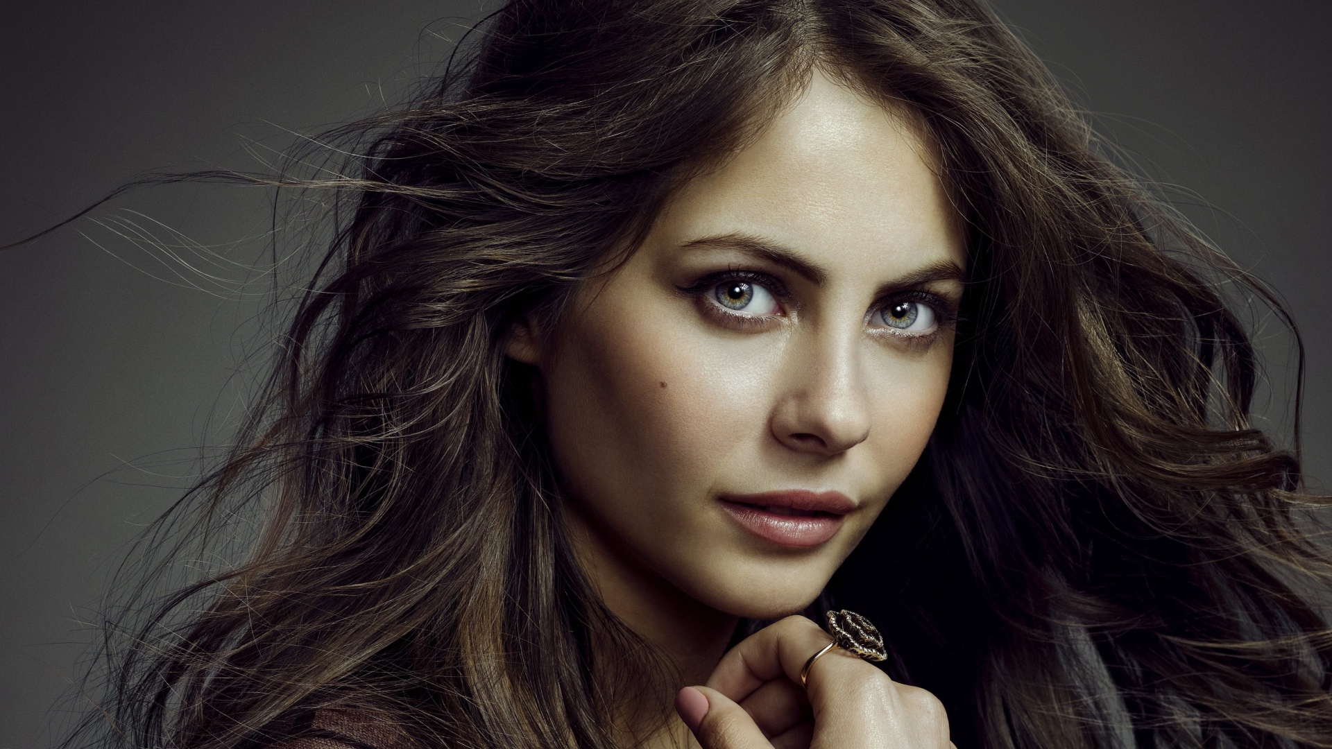 Молодая актриса Уилла Холланд с красивыми глазами