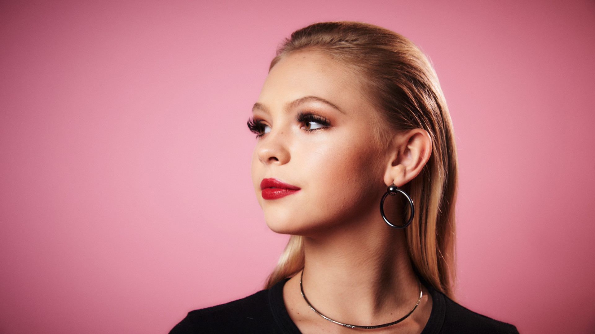 Молодая блондинка актриса Джордин Джонс