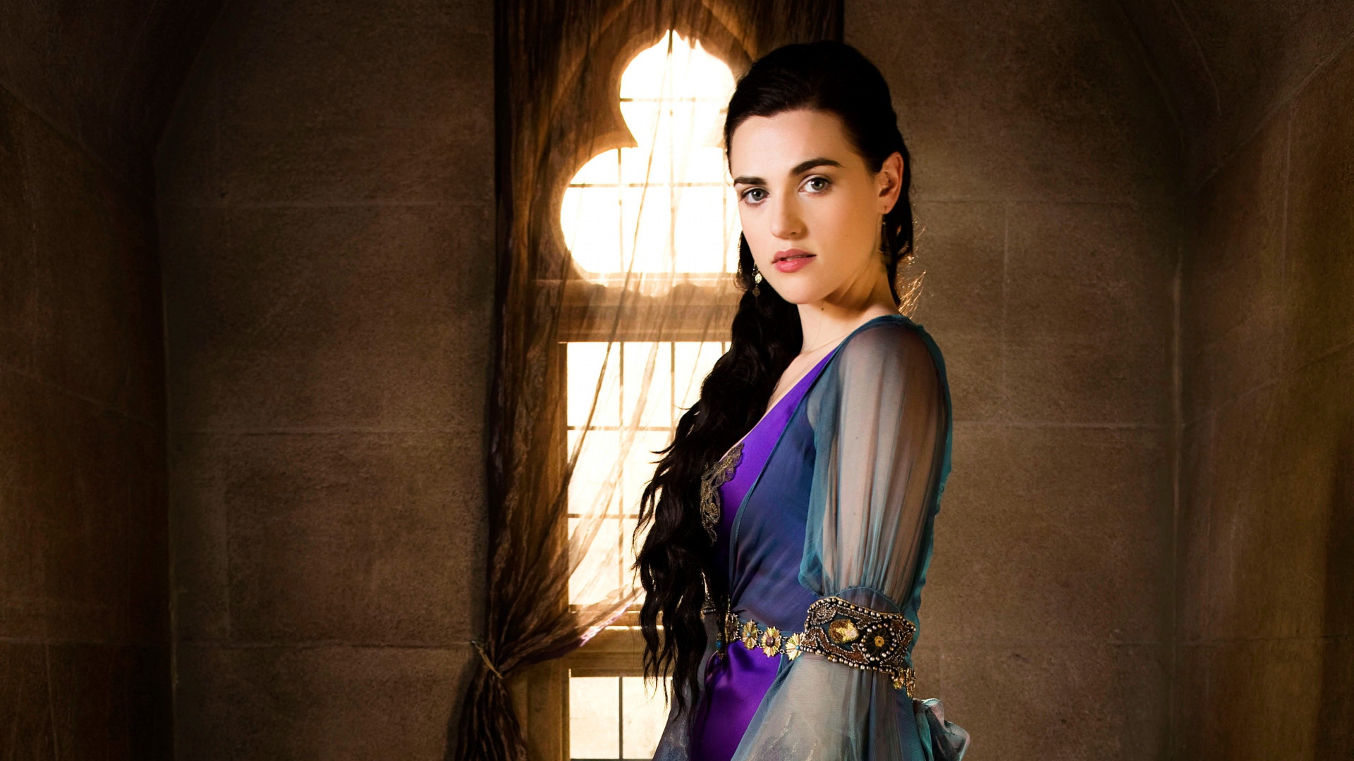 Молодая брюнетка актриса Кэти Макграт в красивом платье