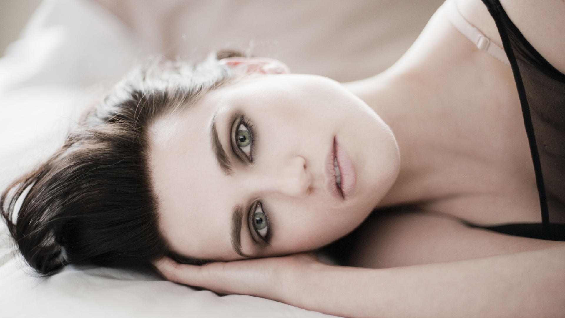 Молодая нежная актриса Кэти Макграт