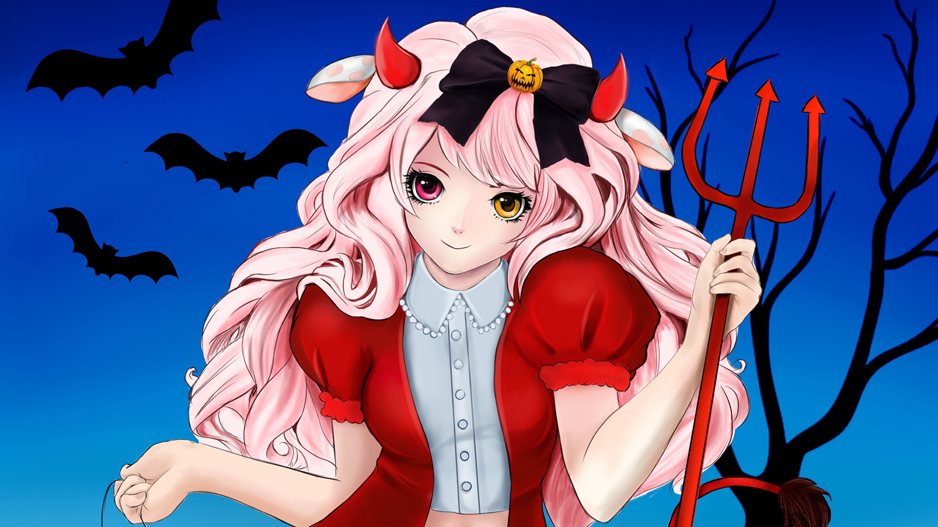 Девушка аниме в костюме на Хеллоуин с вилами