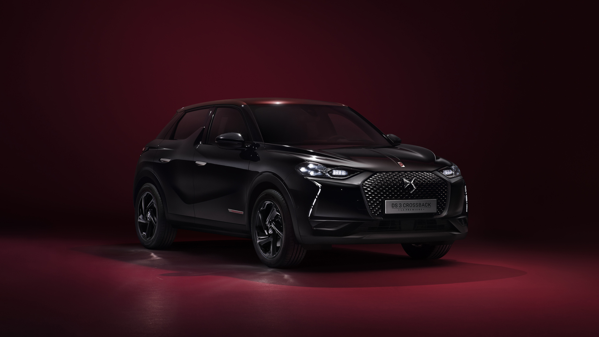 Черный стильный автомобиль DS 3  2019 года на бордовом фоне