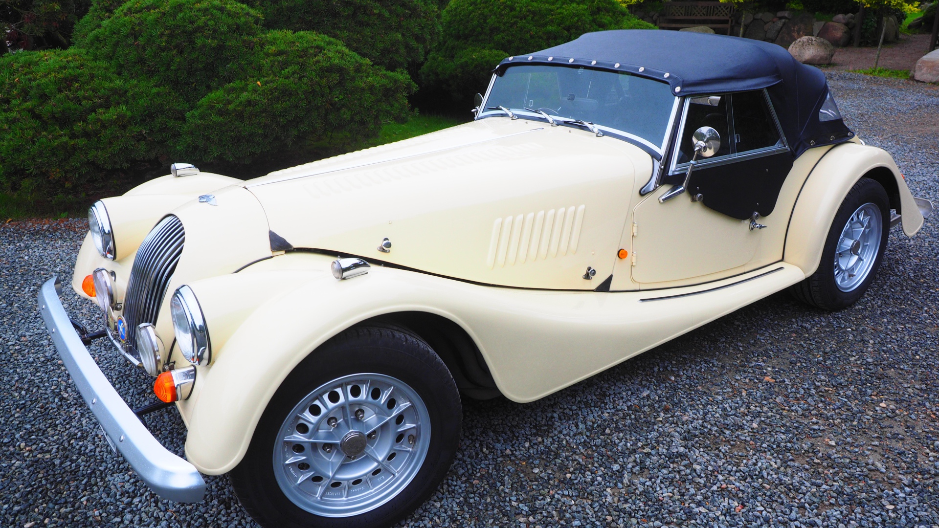 Спортивный ретро автомобиль Morgan Plus 8