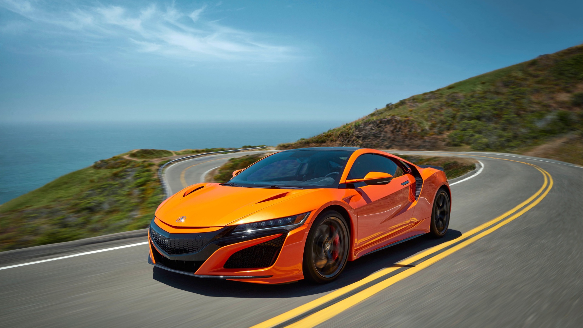 Оранжевый автомобиль Acura NSX, 2019 года на трассе
