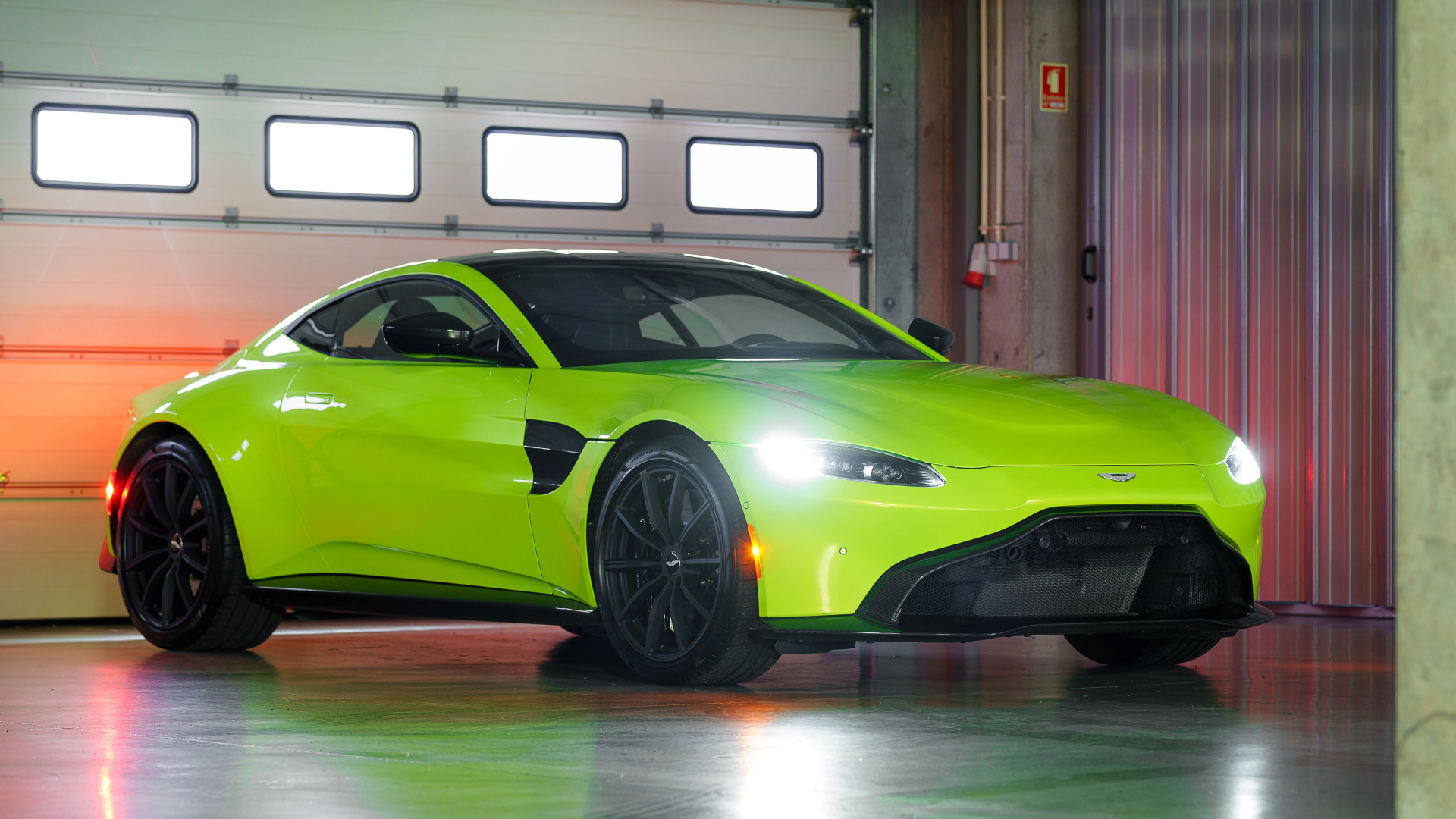 Салатовый автомобиль Aston Martin Vantage, 2019
