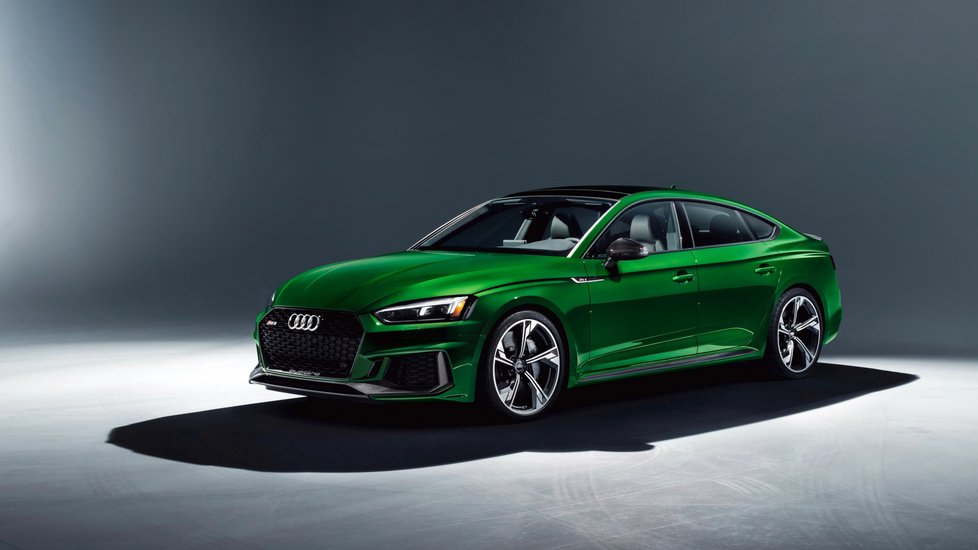 Зеленый автомобиль Audi RS5, 2019