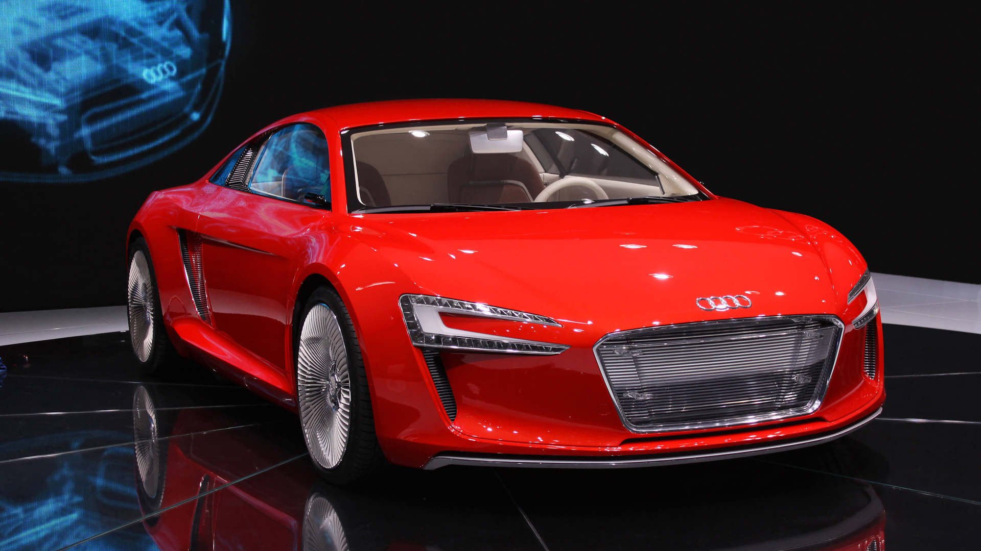 Быстрый красный автомобиль Audi E-tron, 2019