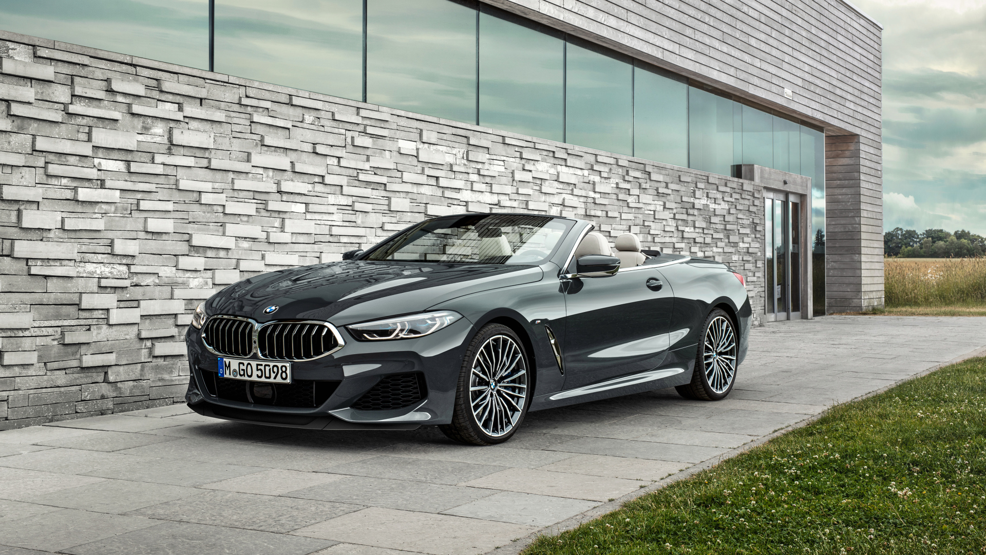 Черный кабриолет BMW M850i 2018 года
