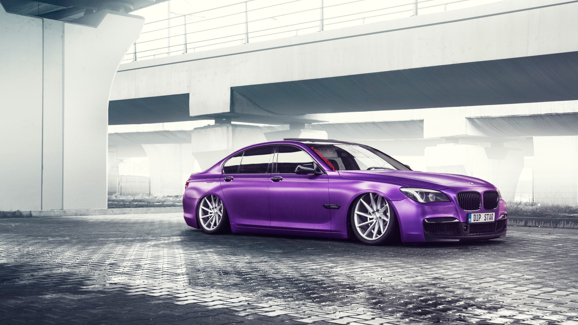 Фиолетовый автомобиль BMW 7 Series