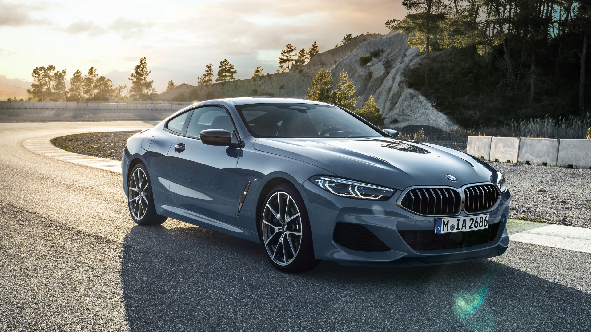 Серебристый автомобиль BMW M850i XDrive 2018