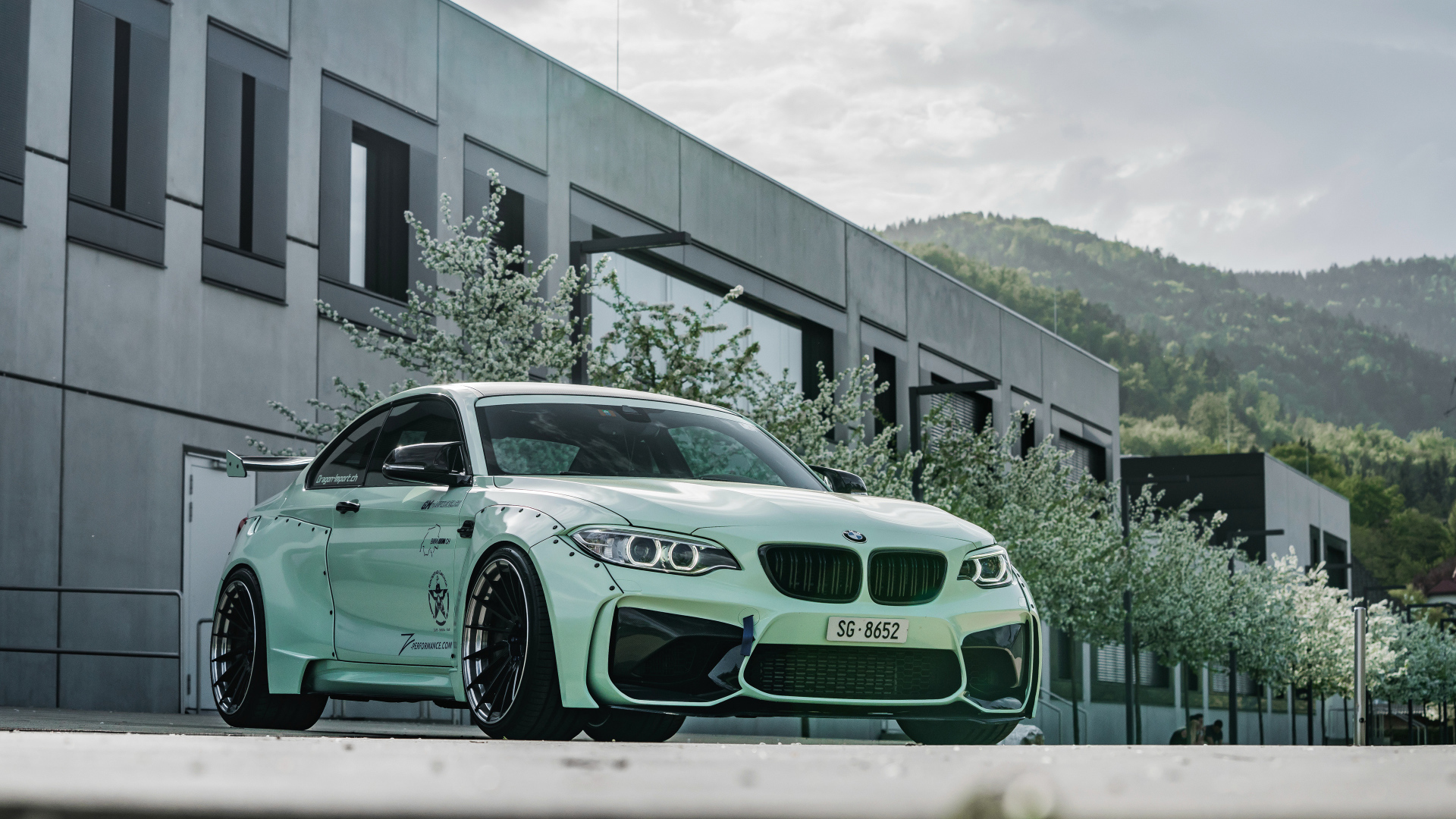 Спортивный автомобиль BMW M2 2018