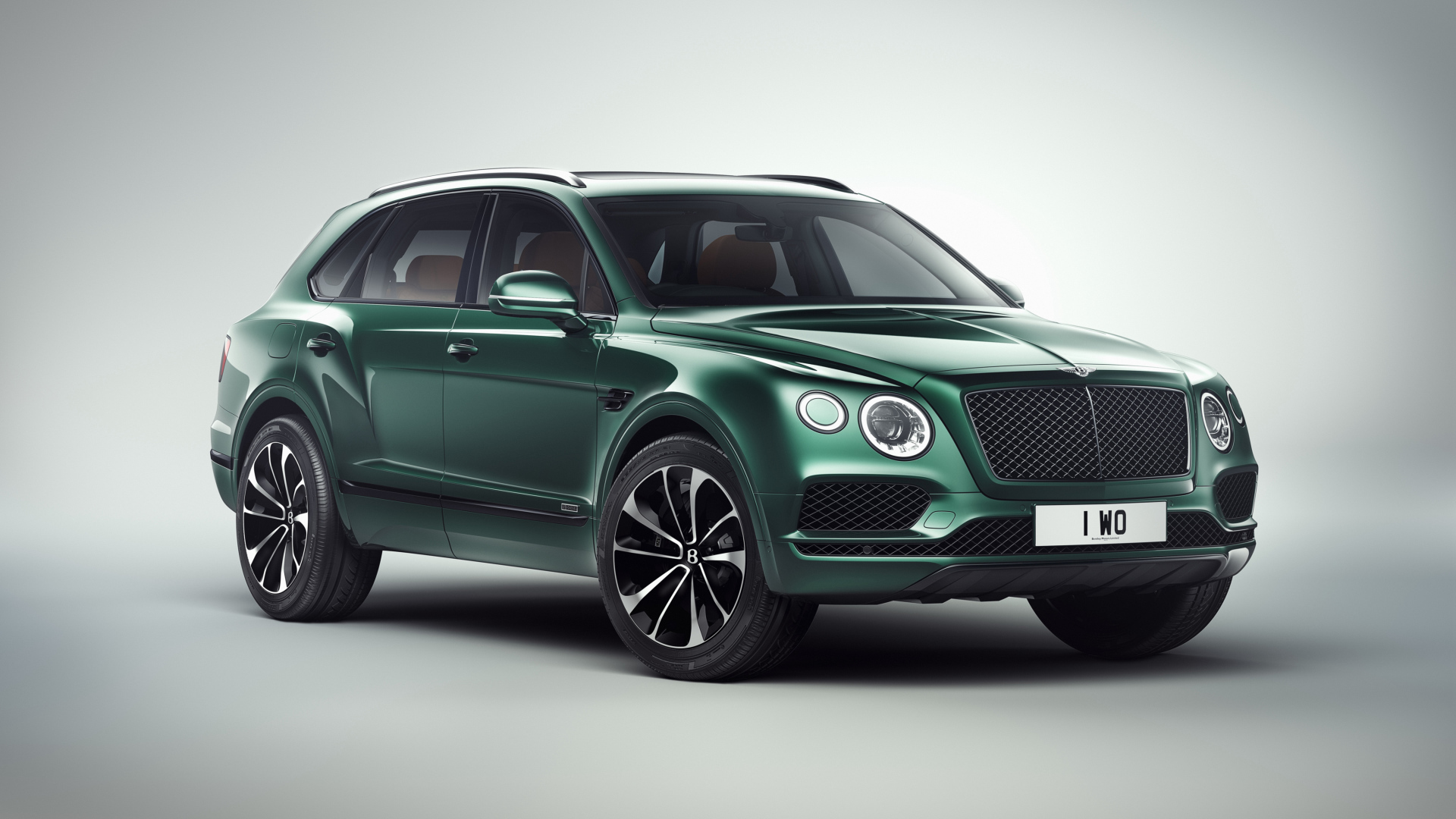 Зеленый автомобиль Bentley Bentayga 2018 года на сером фоне