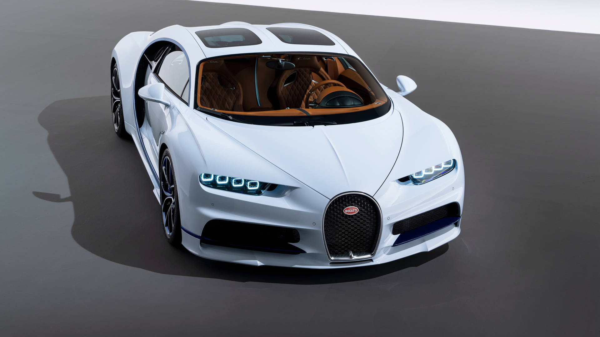 Дорогой белый автомобиль Bugatti Chiron