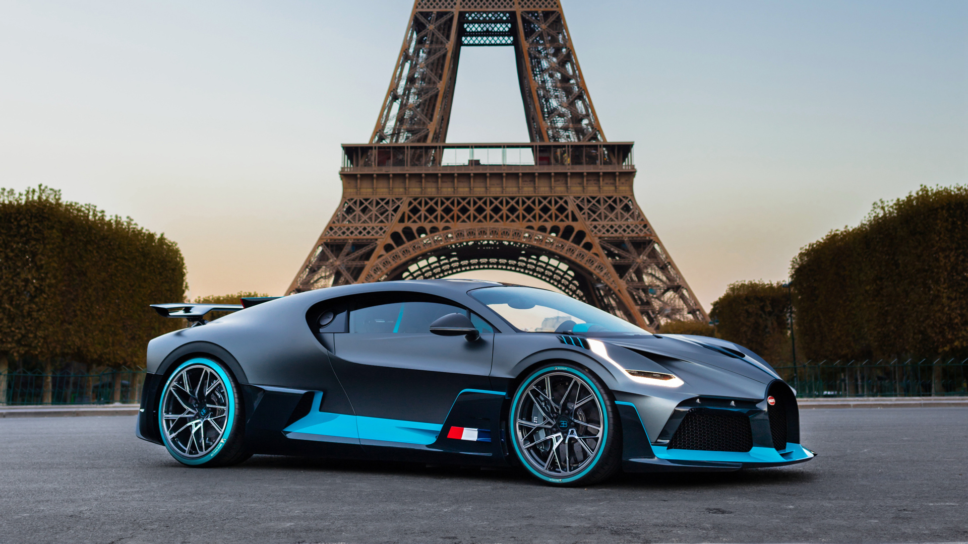 Спортивный автомобиль Bugatti Divo  на фоне Эйфелевой башни