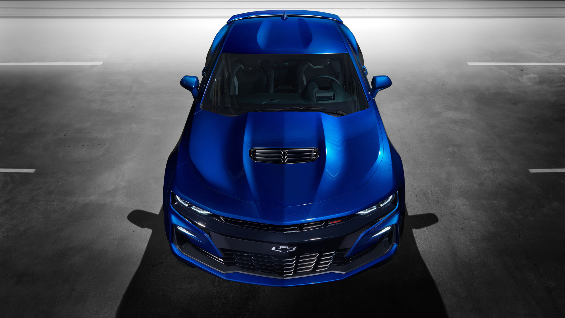 Синий автомобиль Chevrolet Camaro SS, 2018 года