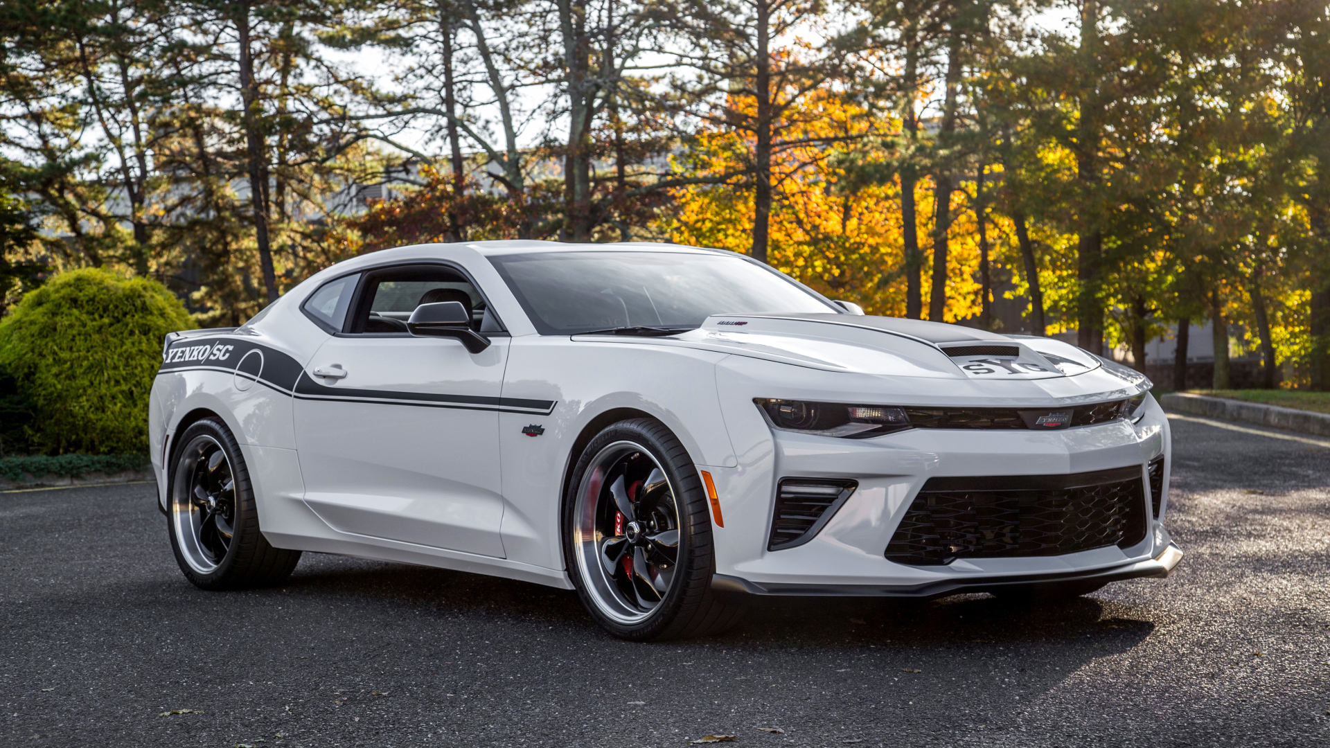 Белый быстрый автомобиль Chevrolet Camaro, 2018 года