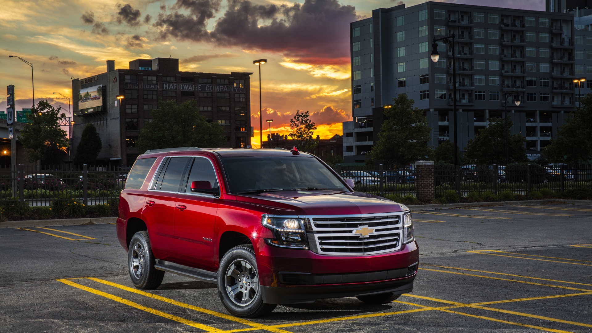 Красный внедорожник Chevrolet Tahoe на парковке