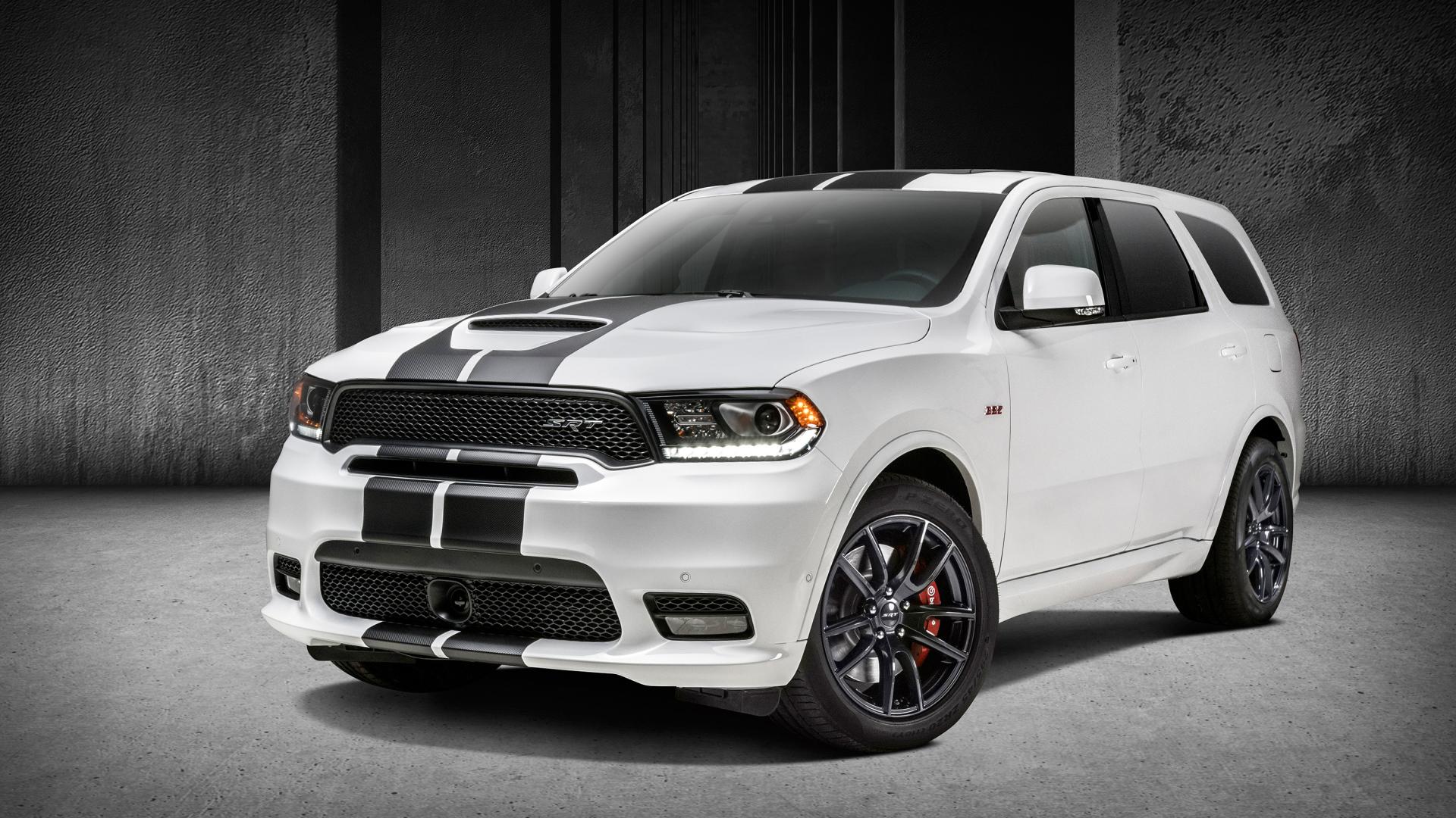 Белый внедорожник Dodge Durango SRT, 2018