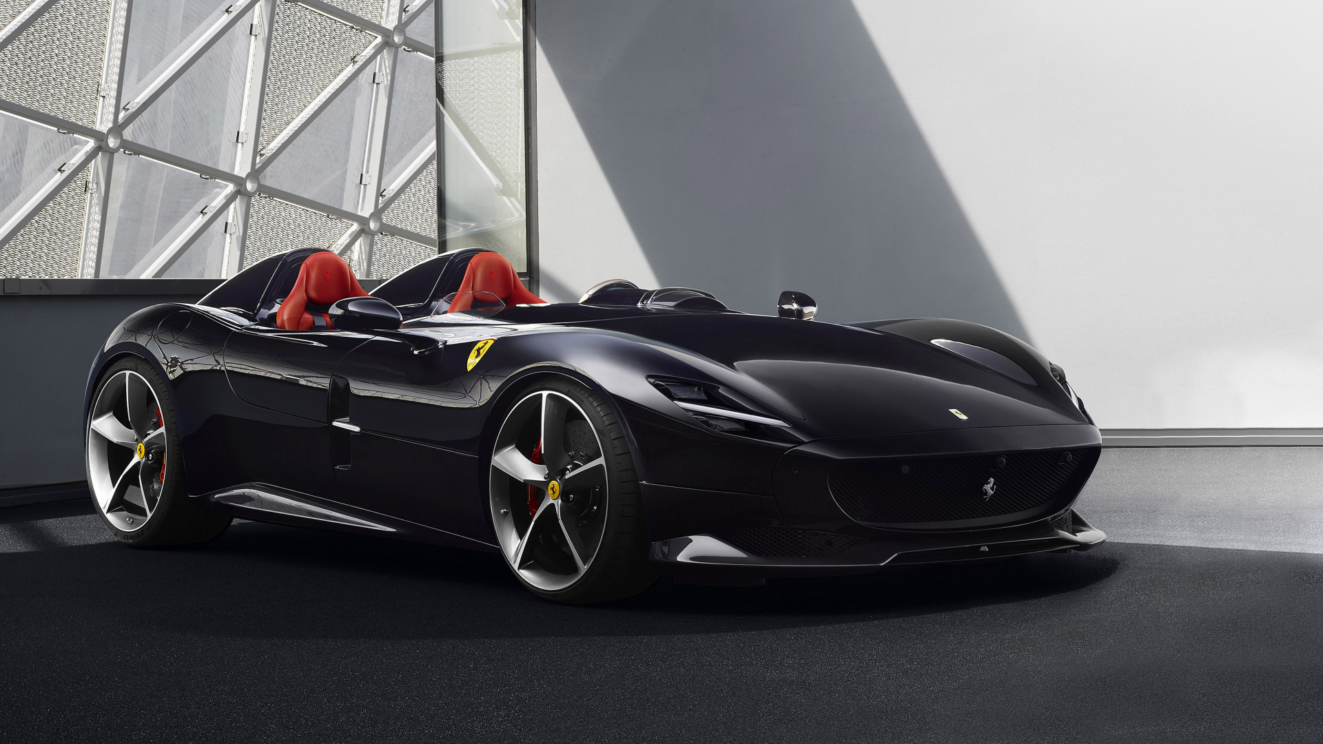 Черный кабриолет Ferrari Monza SP2  2019 года