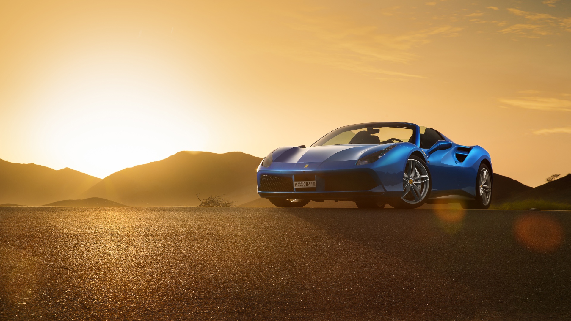 Синий автомобиль кабриолет Ferrari 488 Spider на рассвете