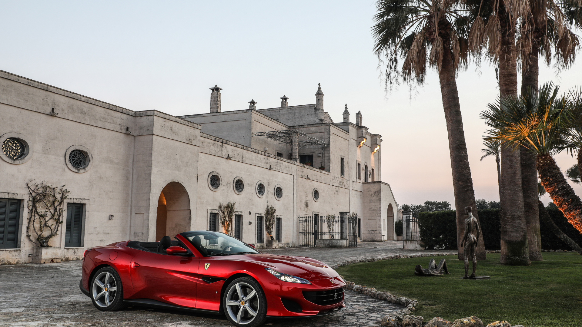 Красный автомобиль кабриолет Ferrari Portofino 2018