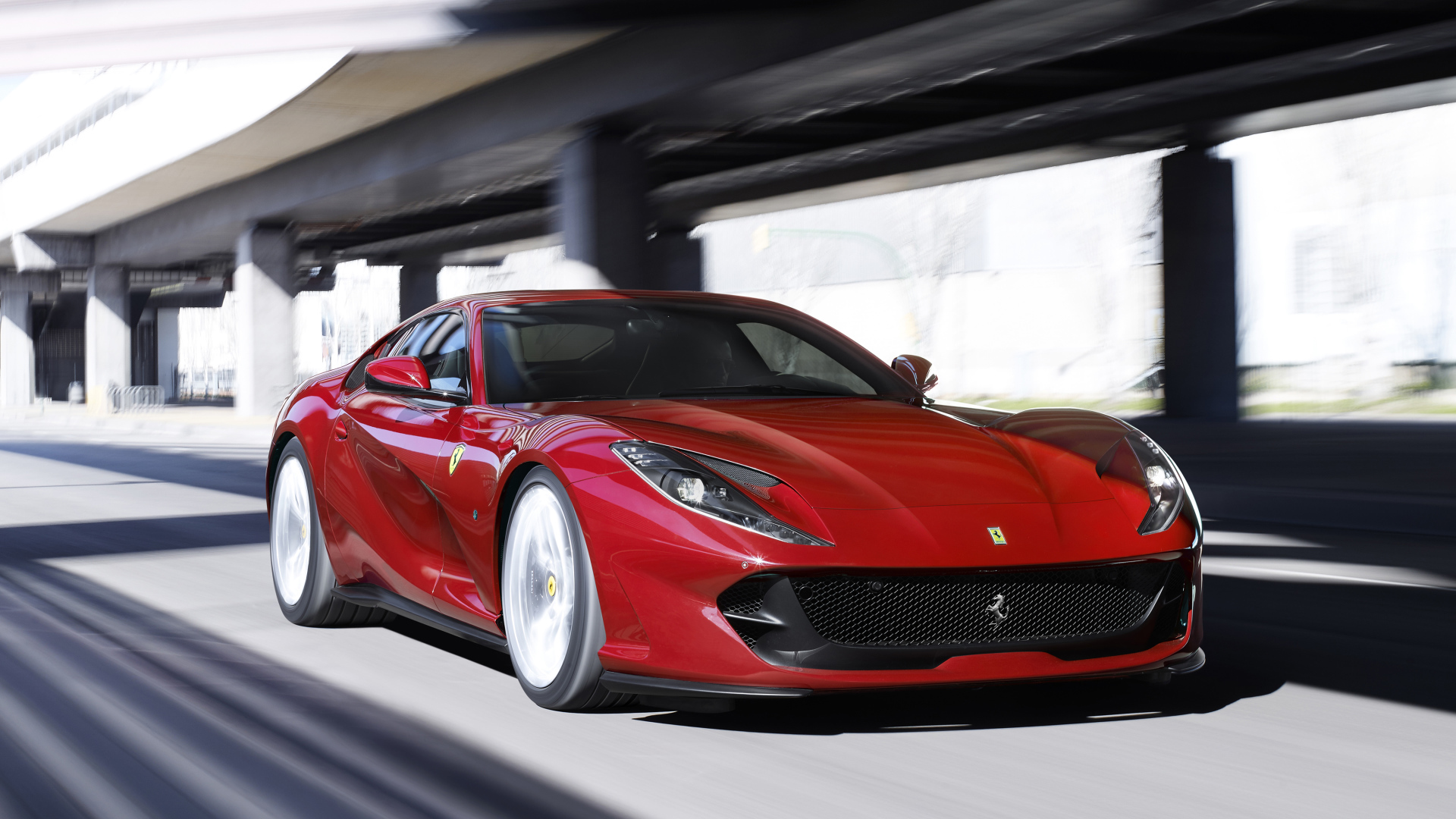 Красный быстрый автомобиль Ferrari 812 Superfast 2018 