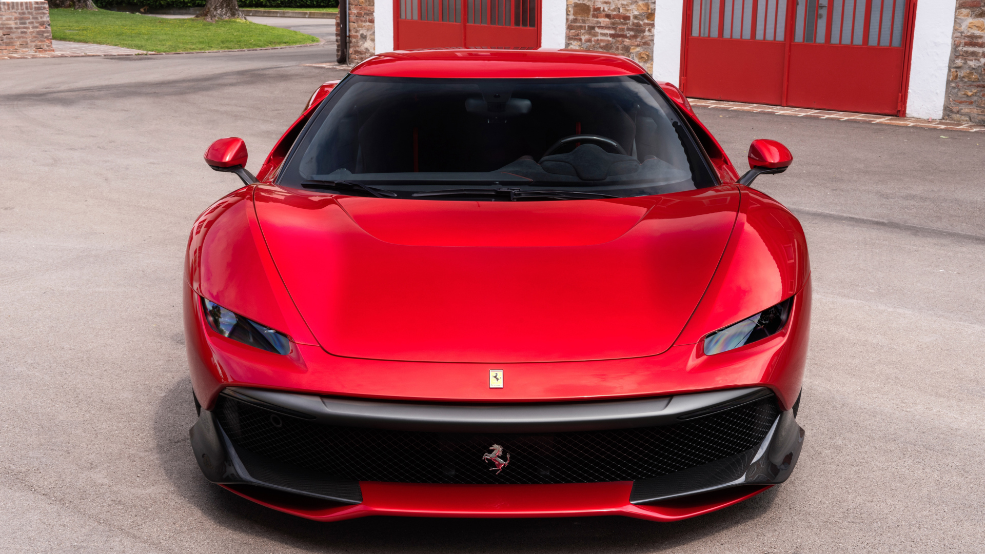 Красный стильный автомобиль Ferrari SP38, 2018 вид спереди